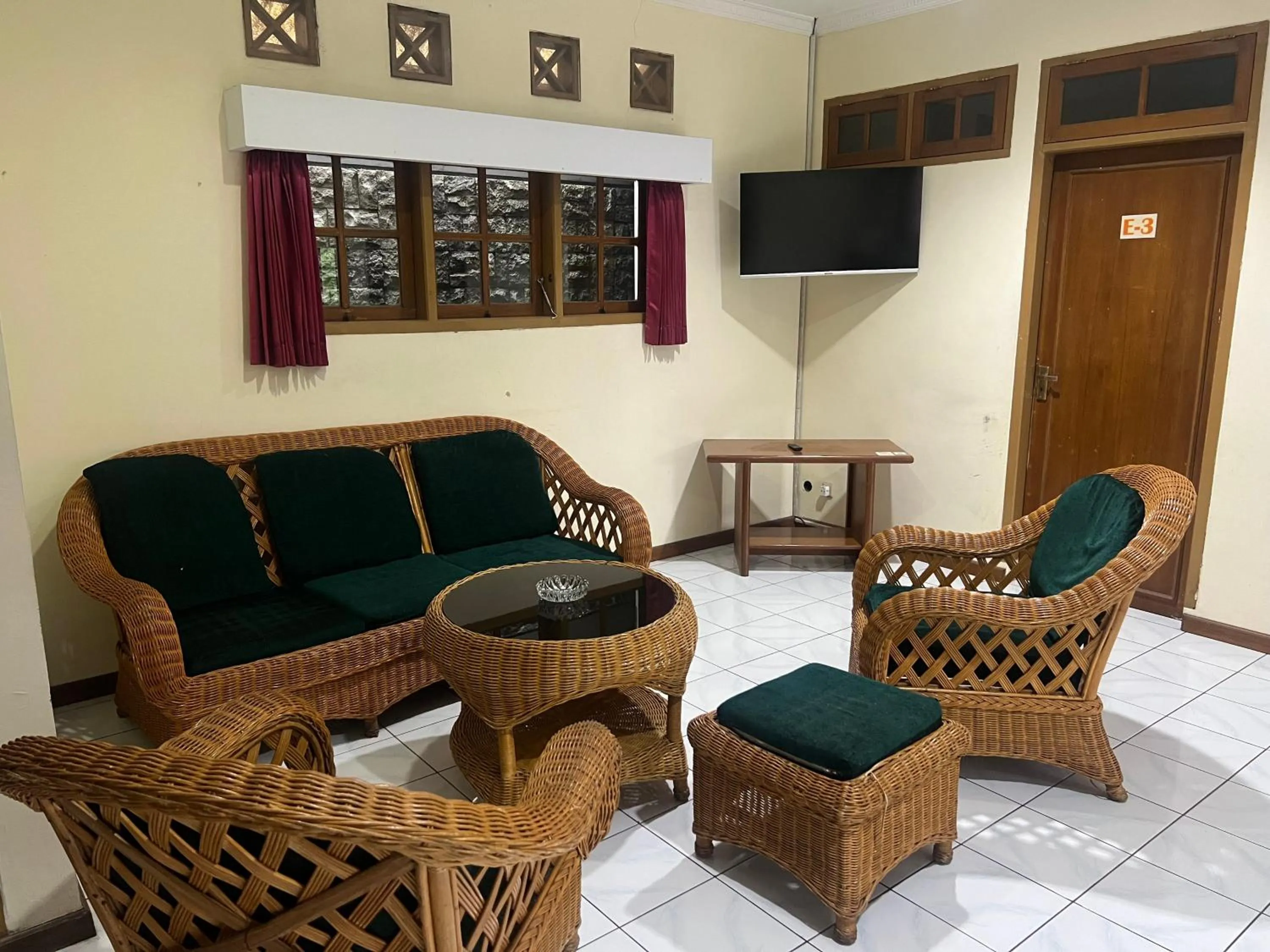 TV and multimedia in Hotel Puspa Sari