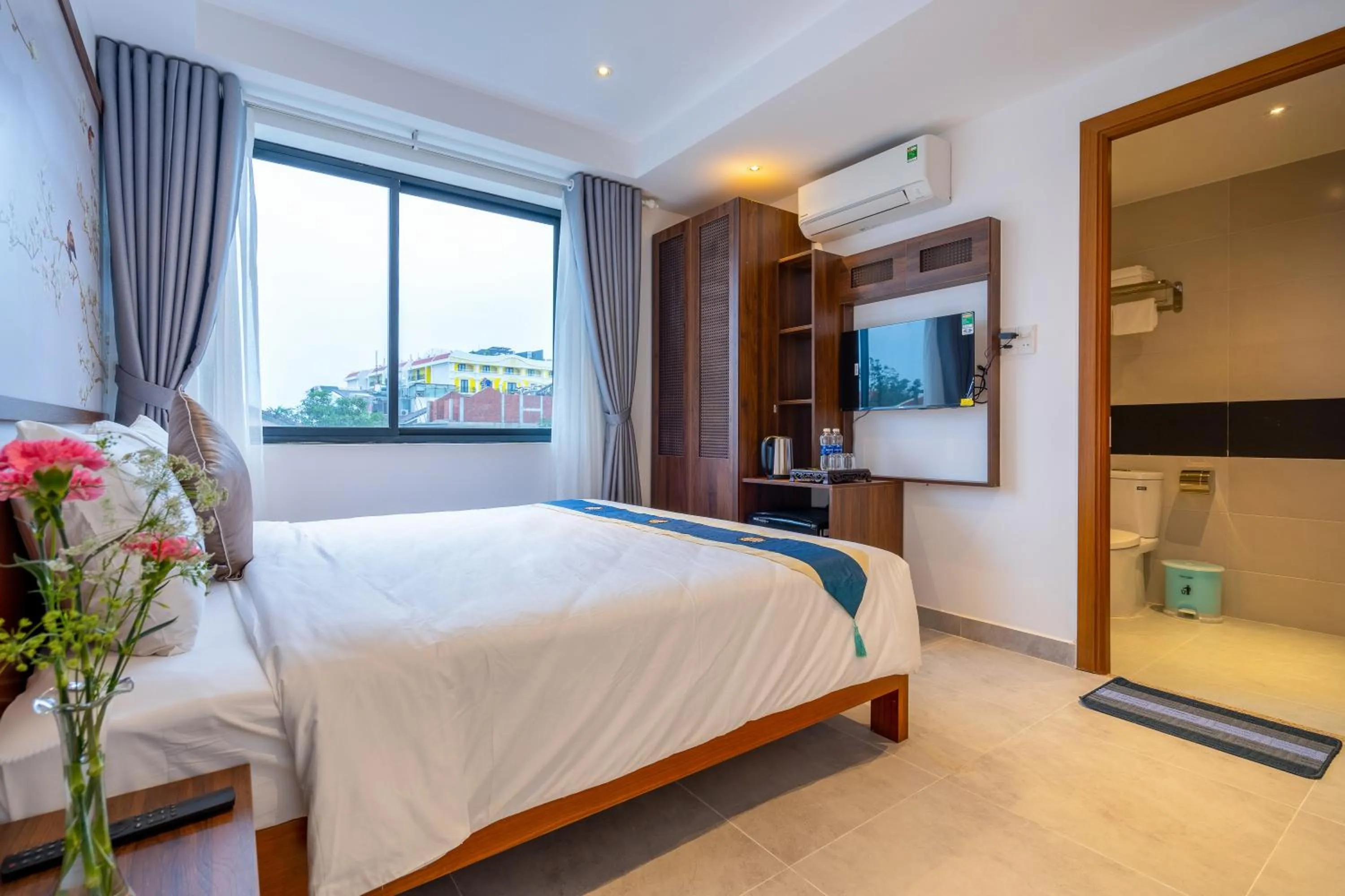 Photo of the whole room, Bed in The Present River Villa Hoi An