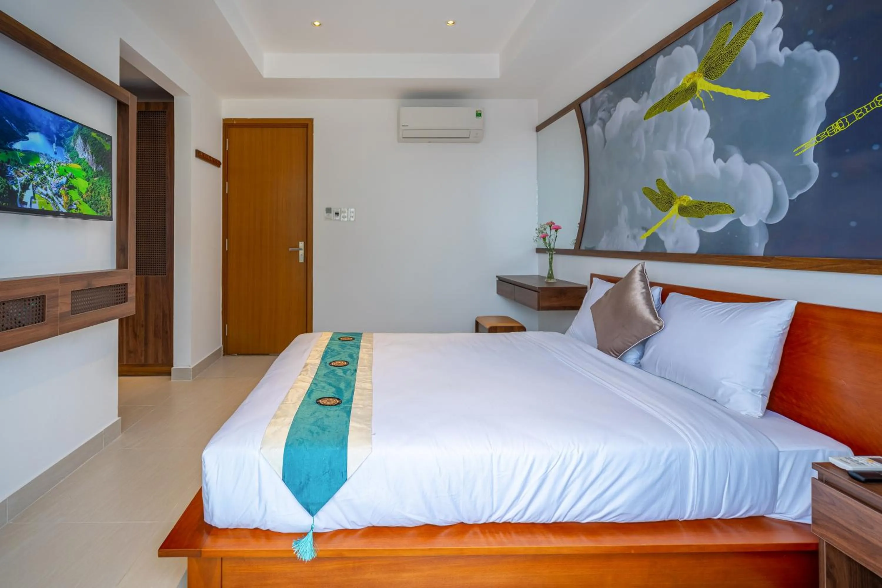 Photo of the whole room, Bed in The Present River Villa Hoi An