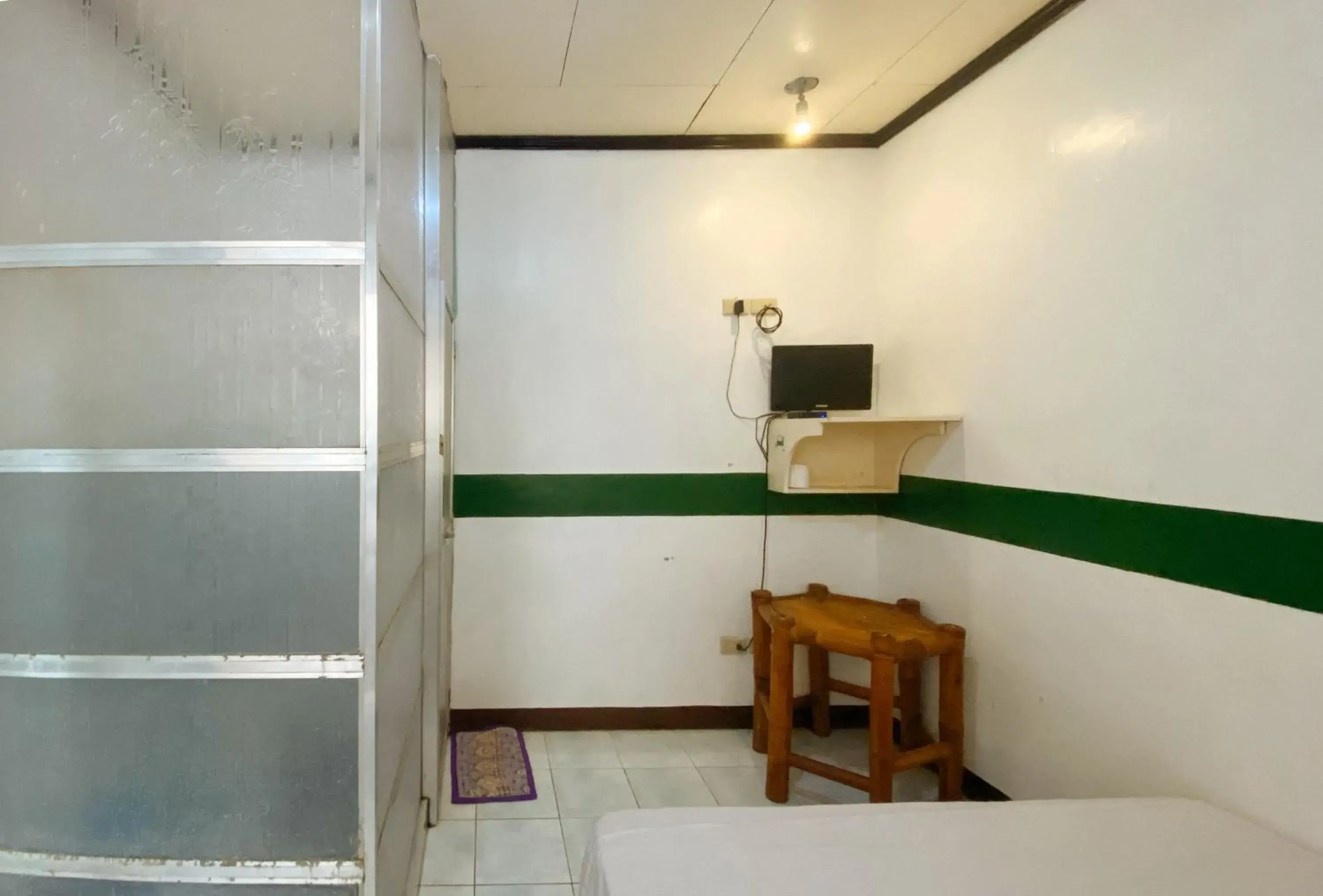 Bed in RedDoorz @ Classique Pan Oriental Hotel and Resort Batangas Bed in RedDoorz @ Classique Pan Oriental Hotel and Resort Batangas