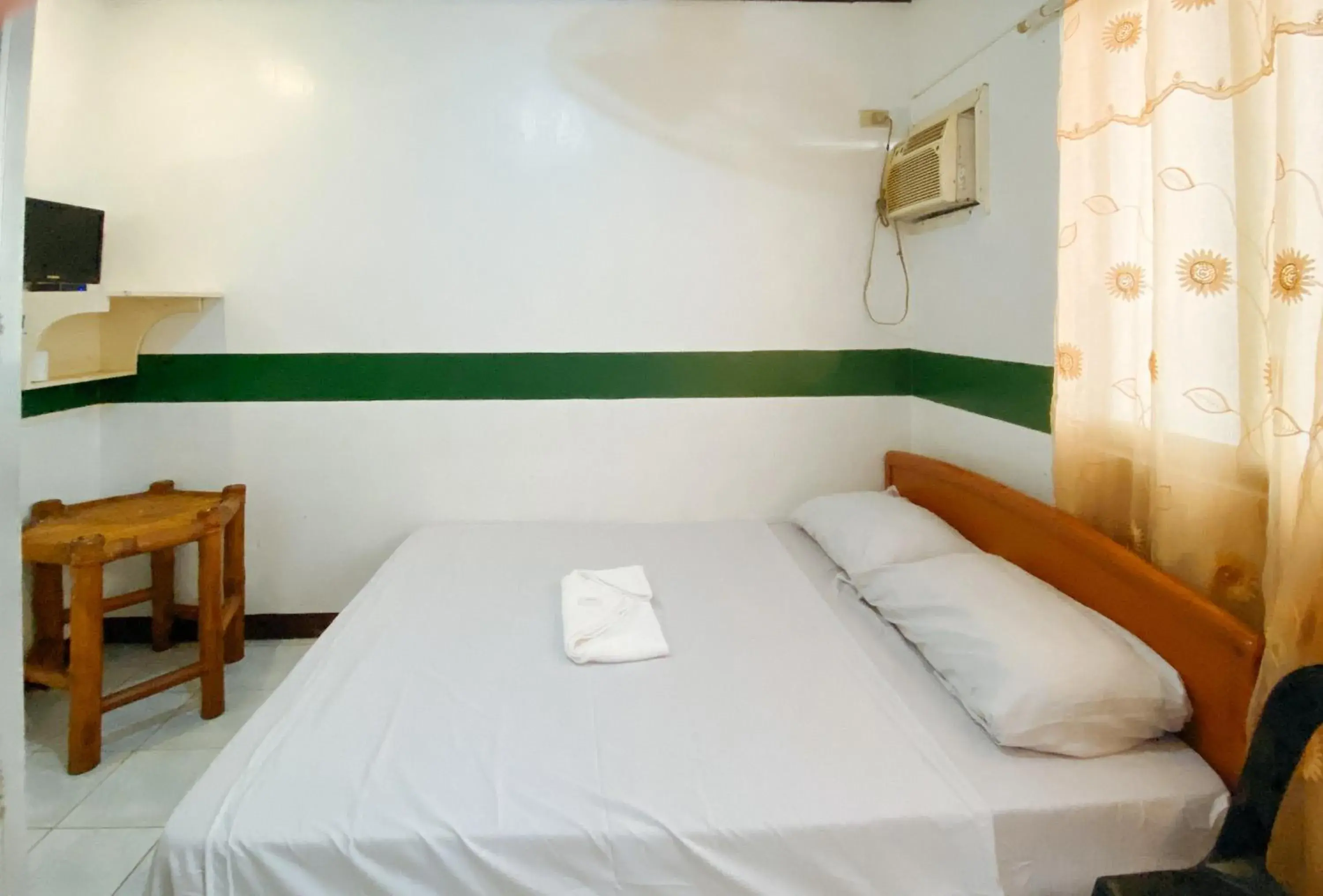 TV and multimedia, Bed in RedDoorz @ Classique Pan Oriental Hotel and Resort Batangas TV and multimedia, Bed in RedDoorz @ Classique Pan Oriental Hotel and Resort Batangas