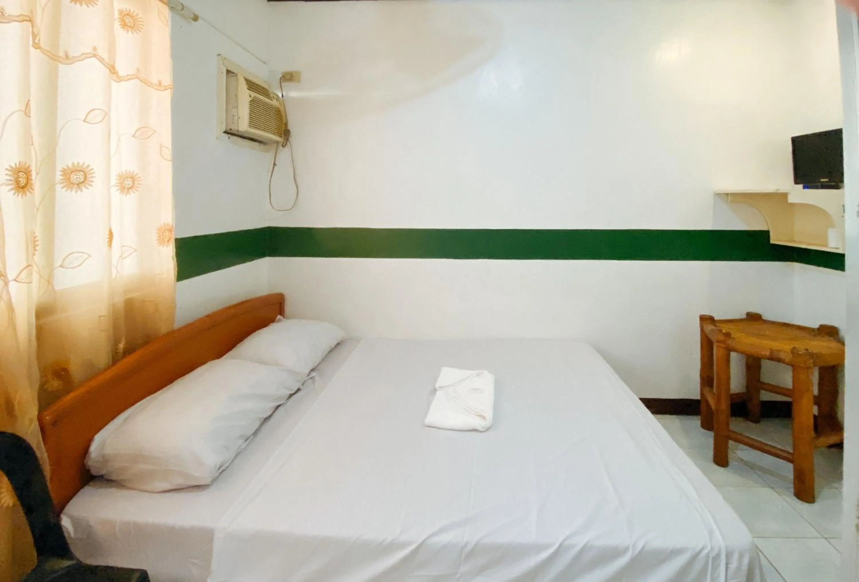 Bed in RedDoorz @ Classique Pan Oriental Hotel and Resort Batangas