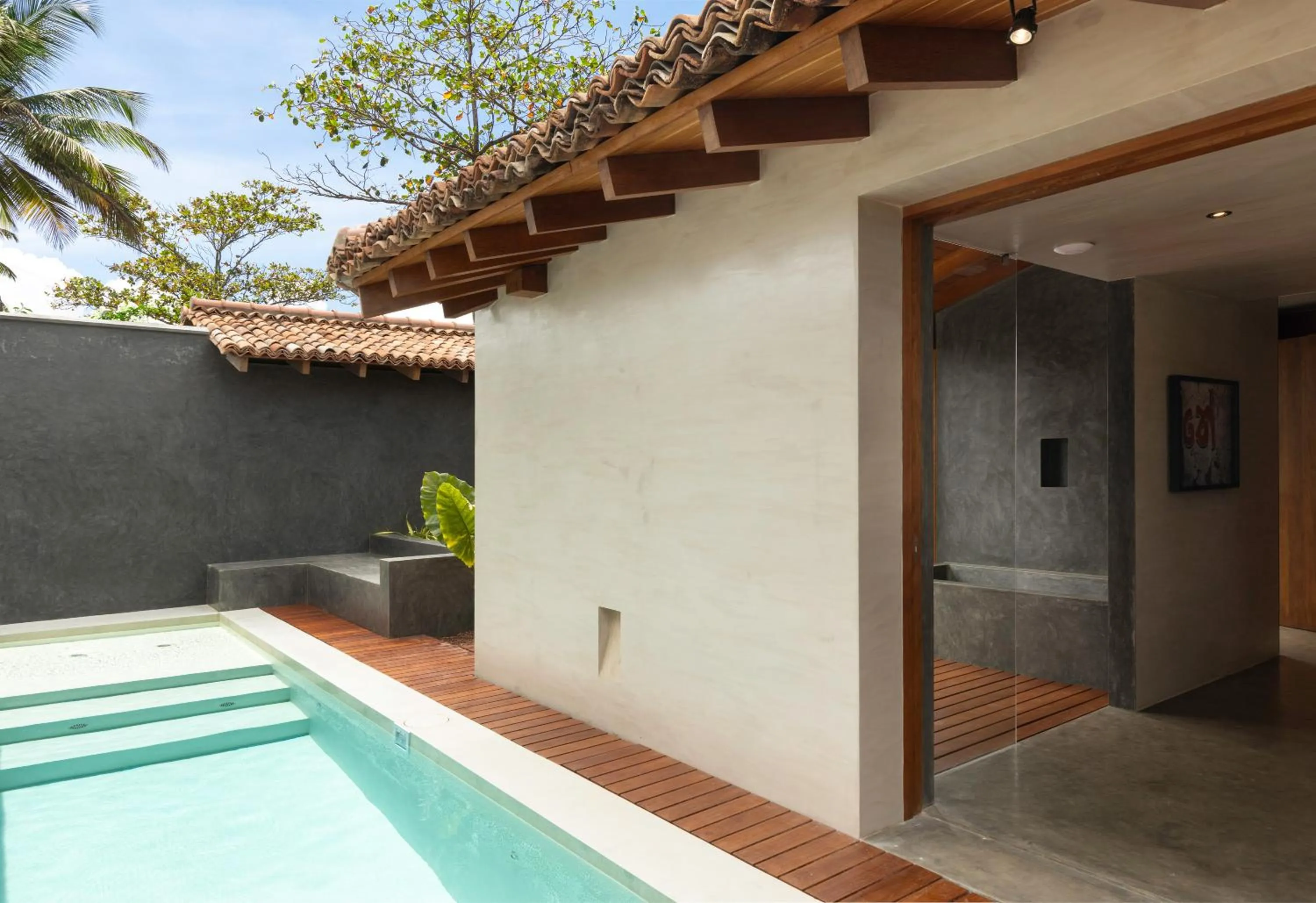 Swimming pool in Villa Thamburu, Bentota