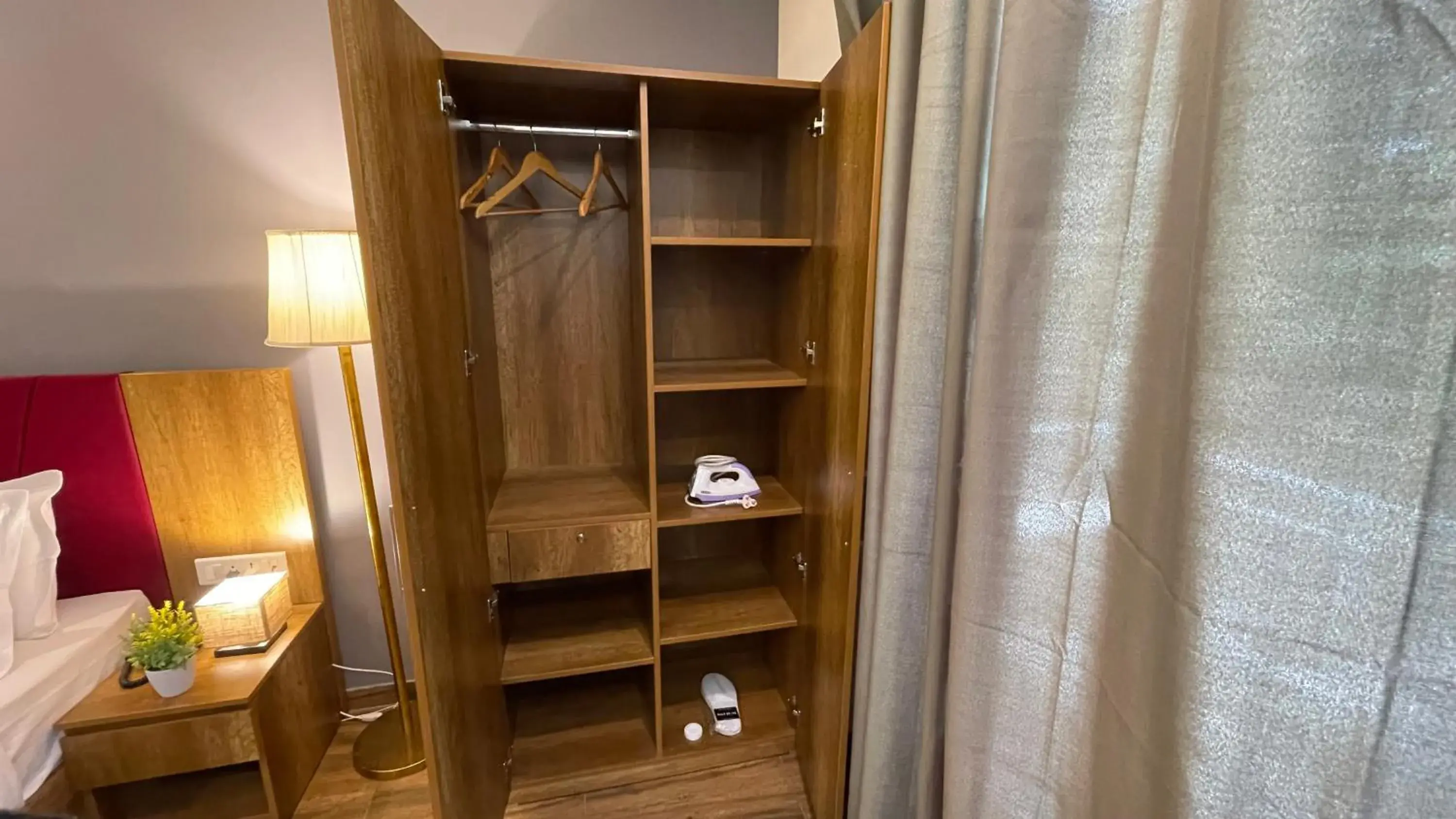 wardrobe, Bed in Saltstayz Select - Huda City Center wardrobe, Bed in Saltstayz Select - Huda City Center