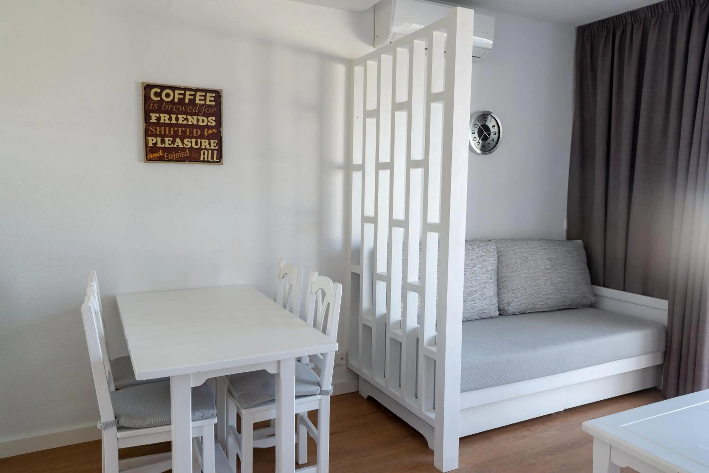 Dining area, Bed in Naranjos Resort Menorca