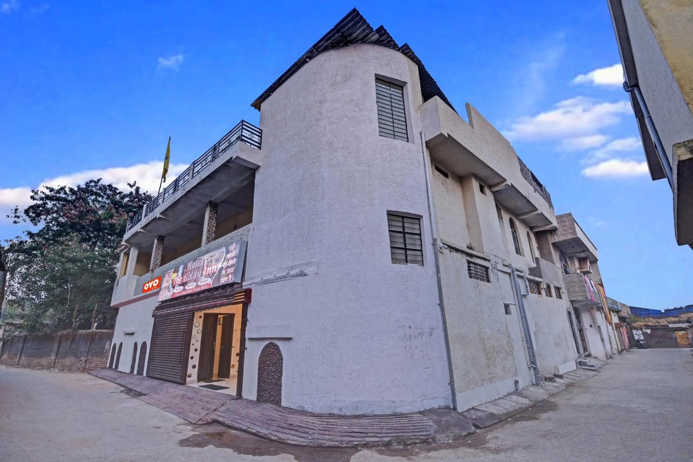 Facade/entrance in Hotel O The Goldy Inn