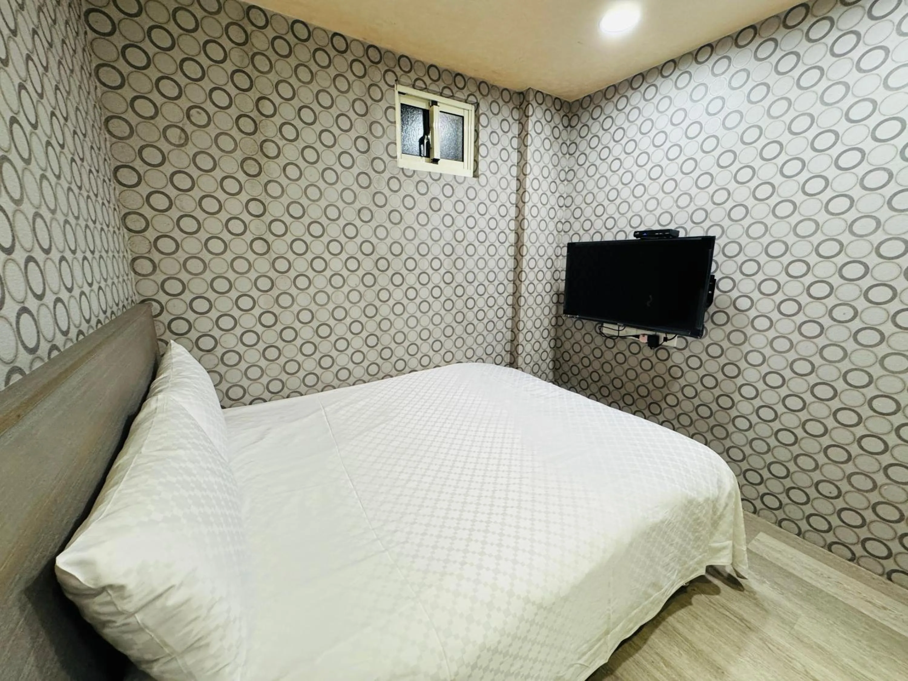 Photo of the whole room, Bed in Taiwan Seven Days Boutique Hotel