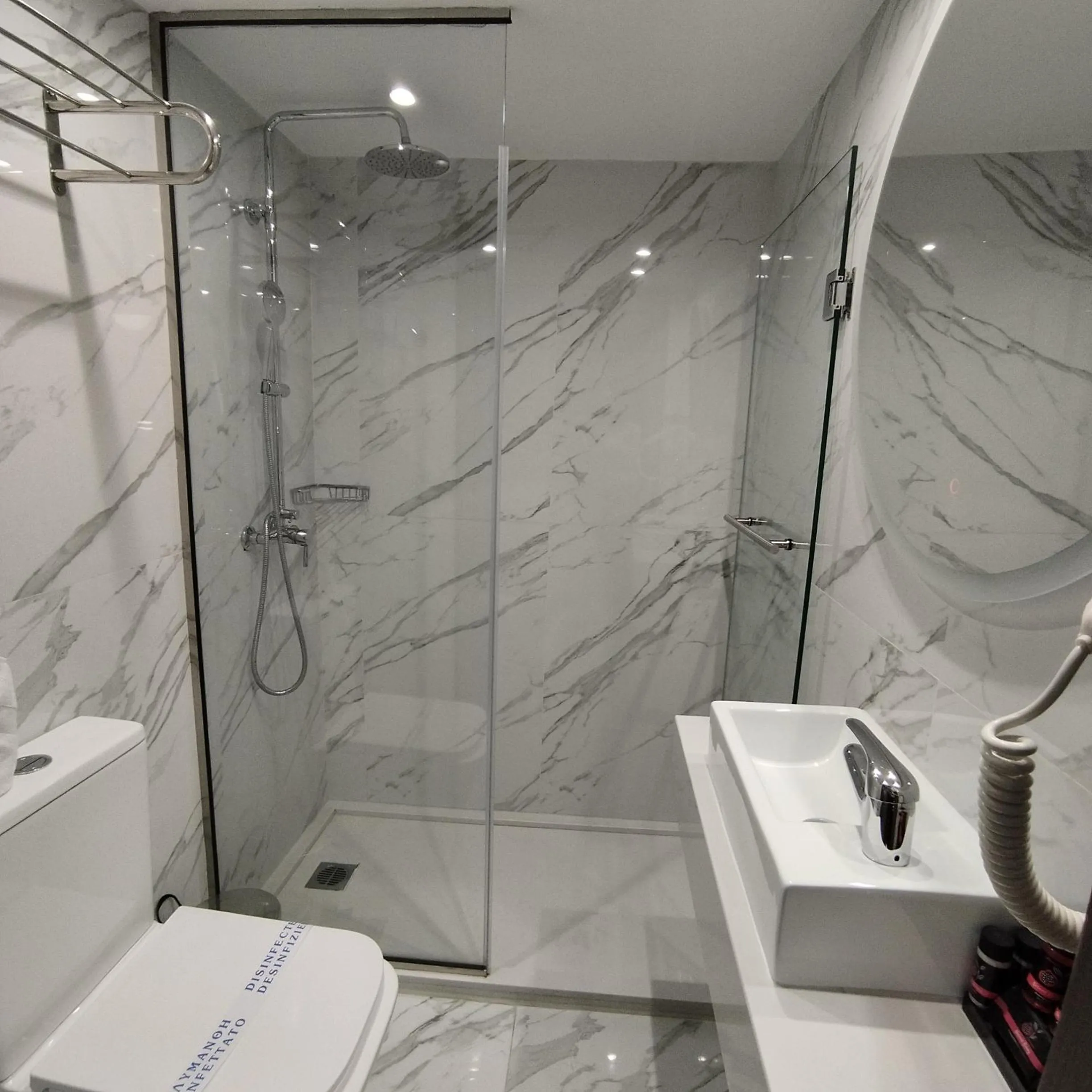 Bathroom in International Atene hotel