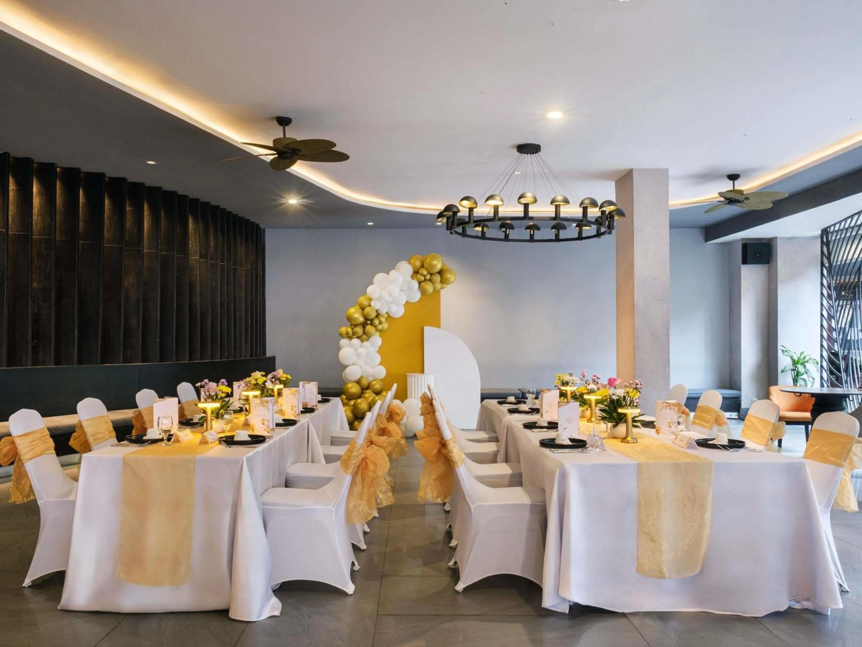 Lounge or bar in Grand Mercure Bali Seminyak