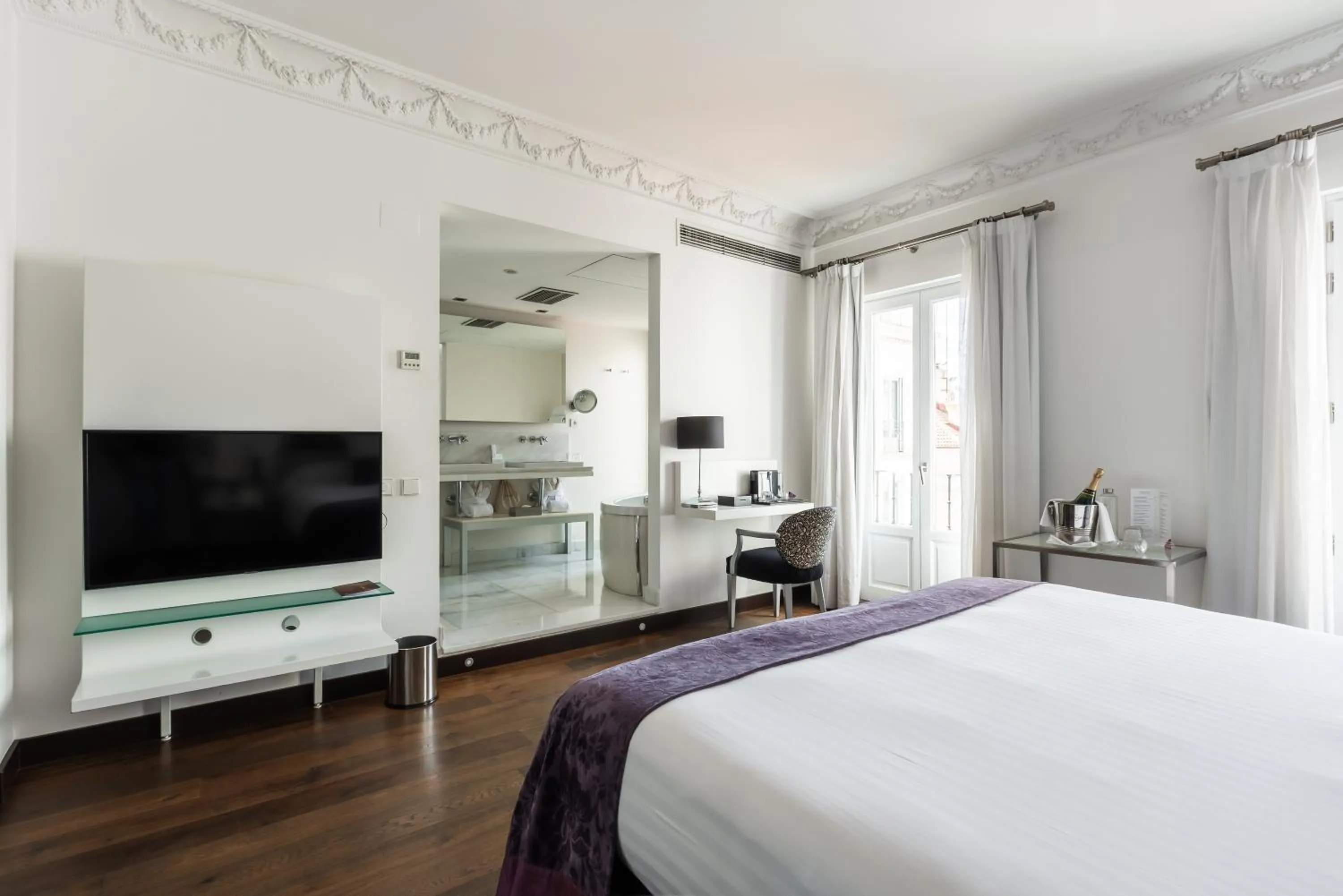 Bed in Hospes Puerta de Alcalá, a Member of Design Hotels