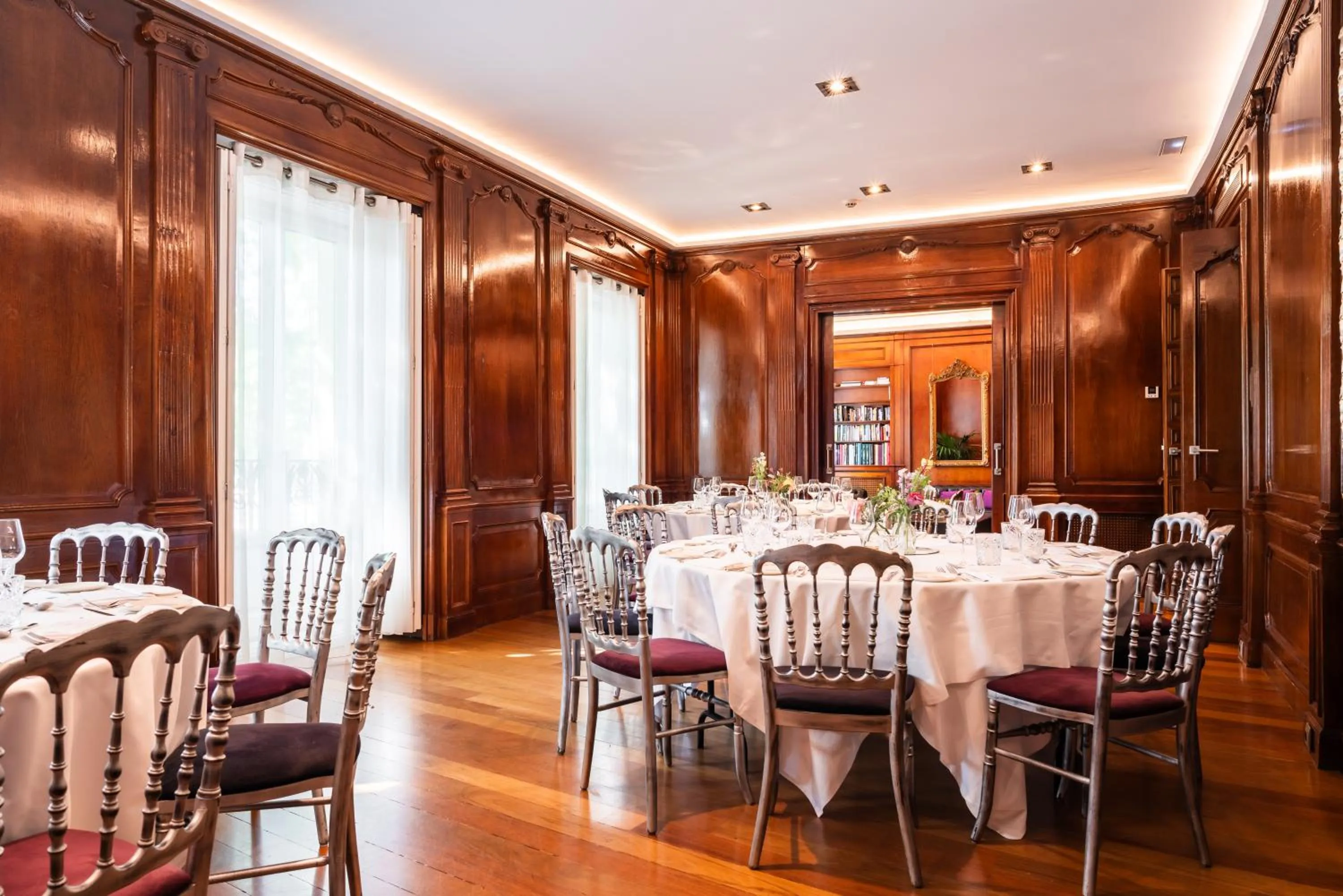 Lounge or bar in Hospes Puerta de Alcalá, a Member of Design Hotels