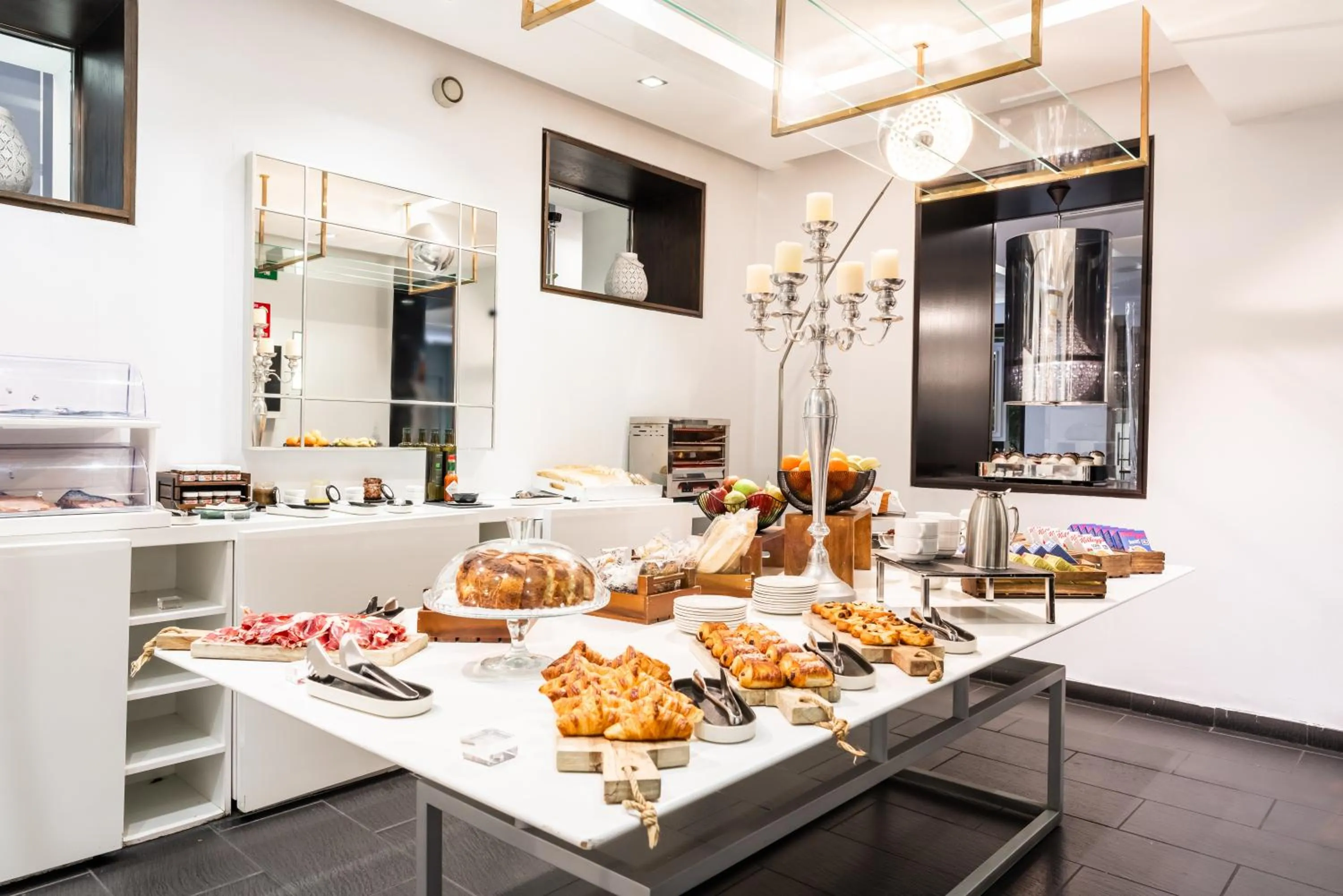 Breakfast in Hospes Puerta de Alcalá, a Member of Design Hotels