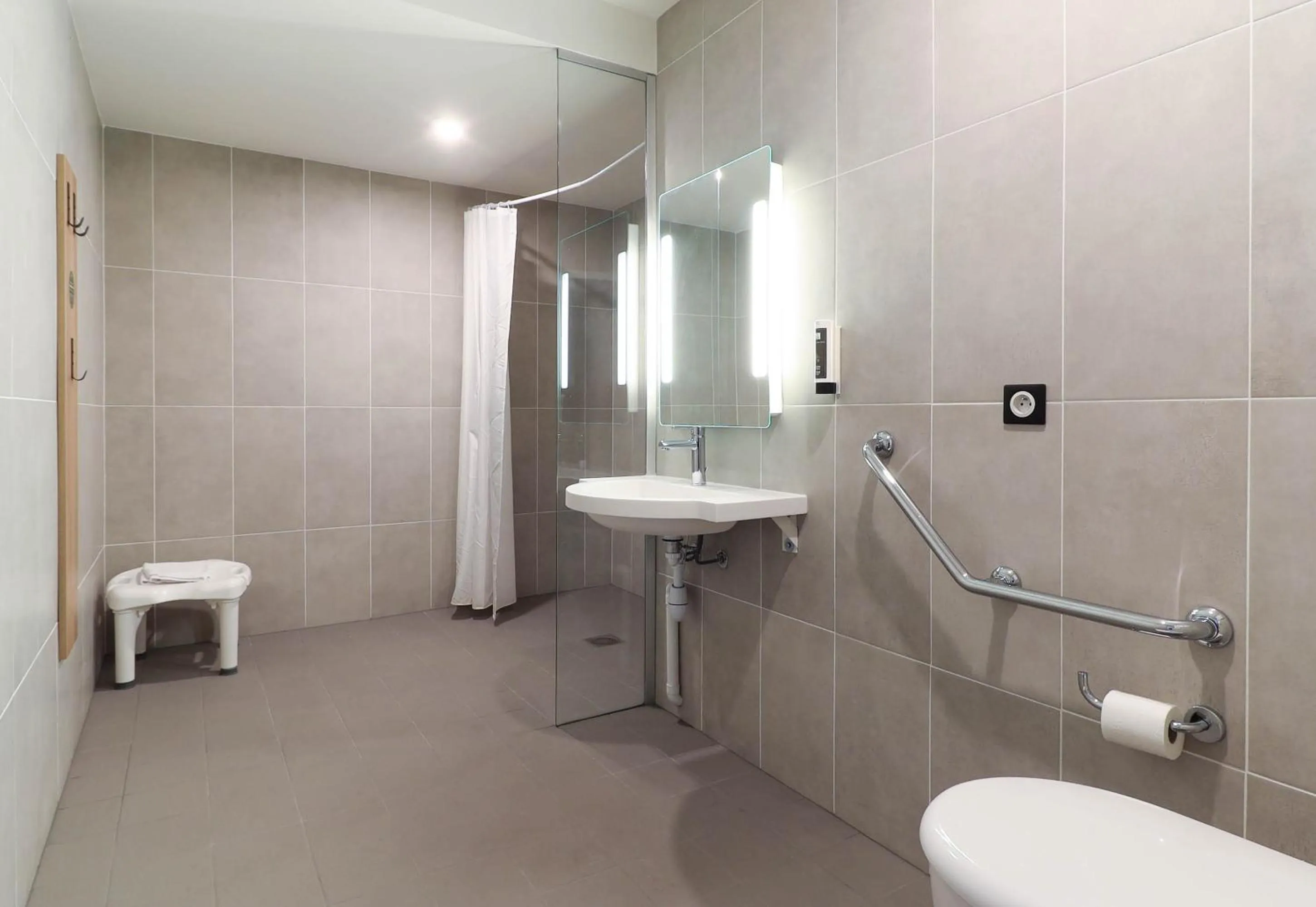 Bathroom in B&B HOTEL Dijon Valmy Toison d'or