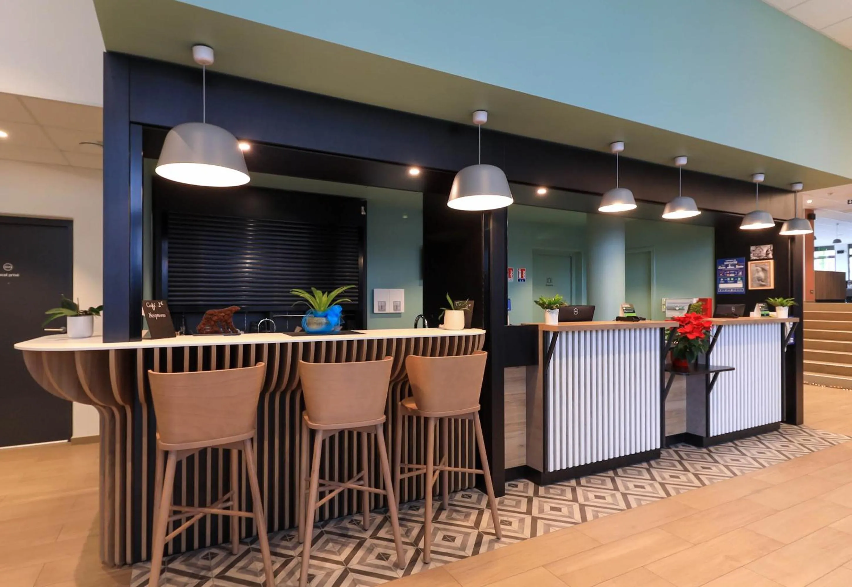 Dining area in B&B HOTEL Dijon Valmy Toison d'or