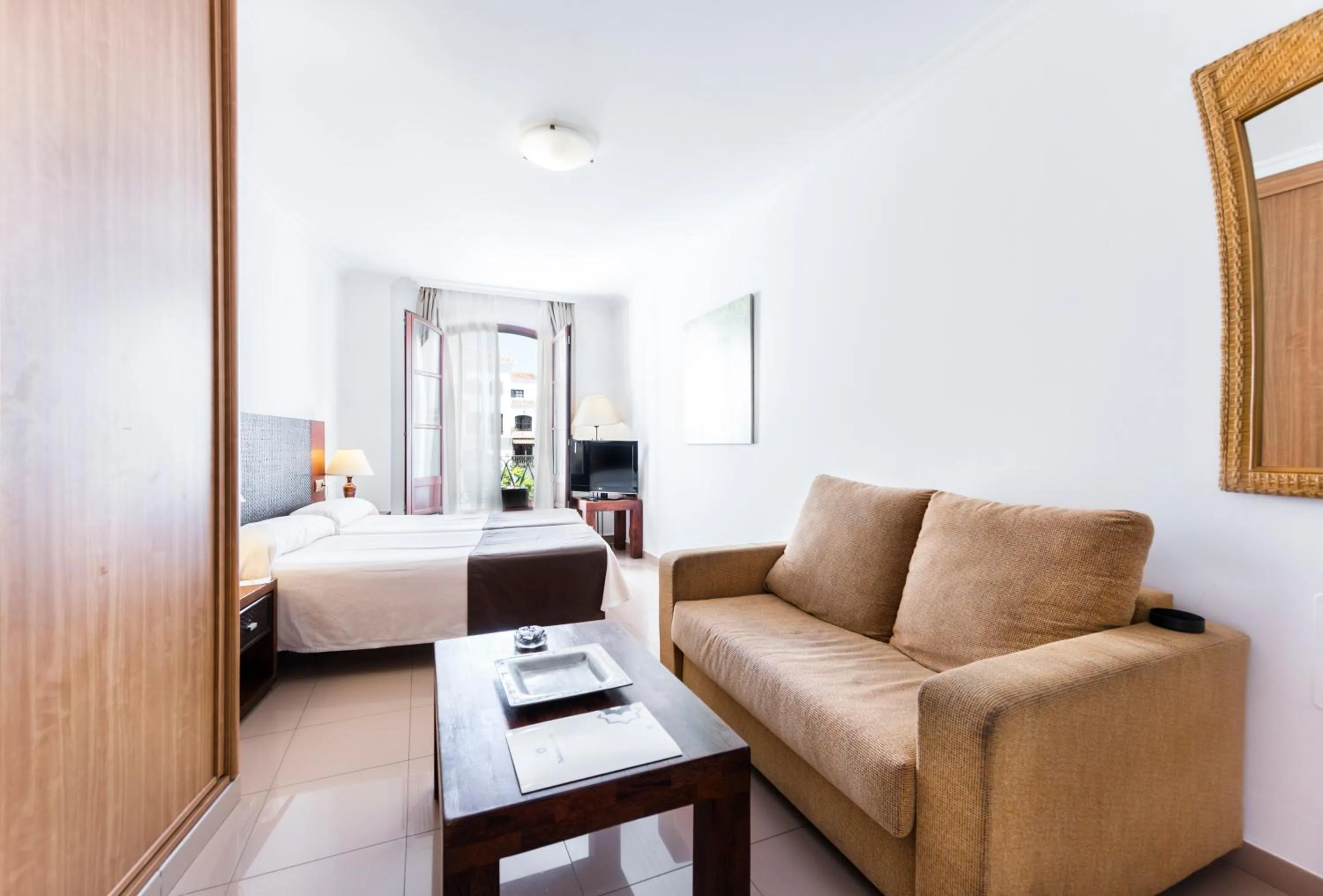 Living room, Bed in Toboso Apar - Turis