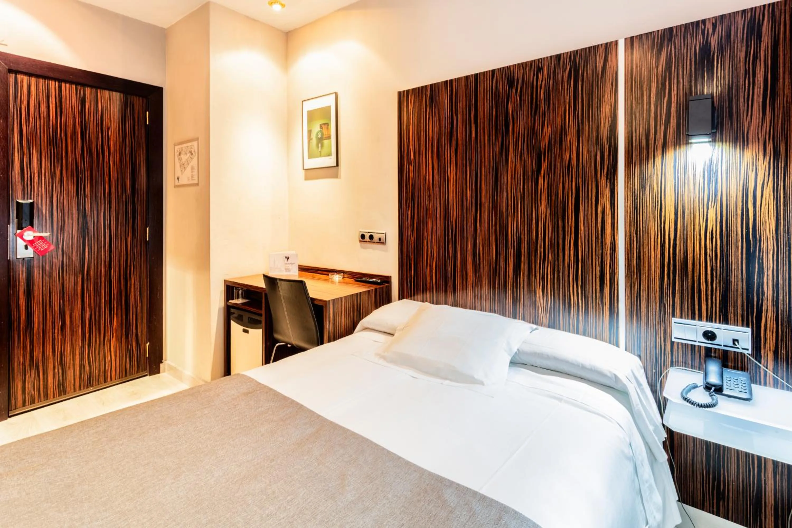 Photo of the whole room, Bed in Hotel Gran Via