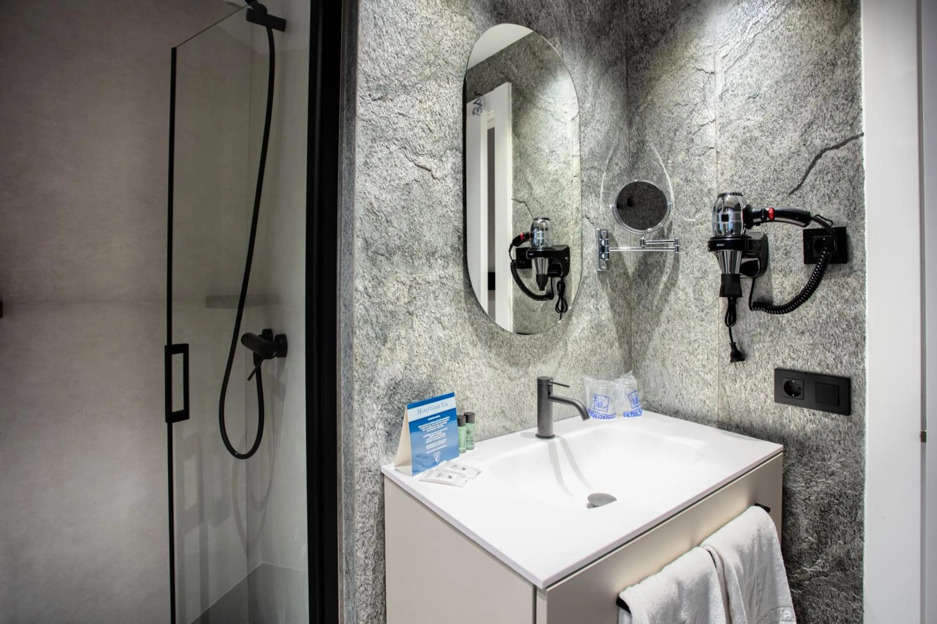 Shower in Hotel Gran Via