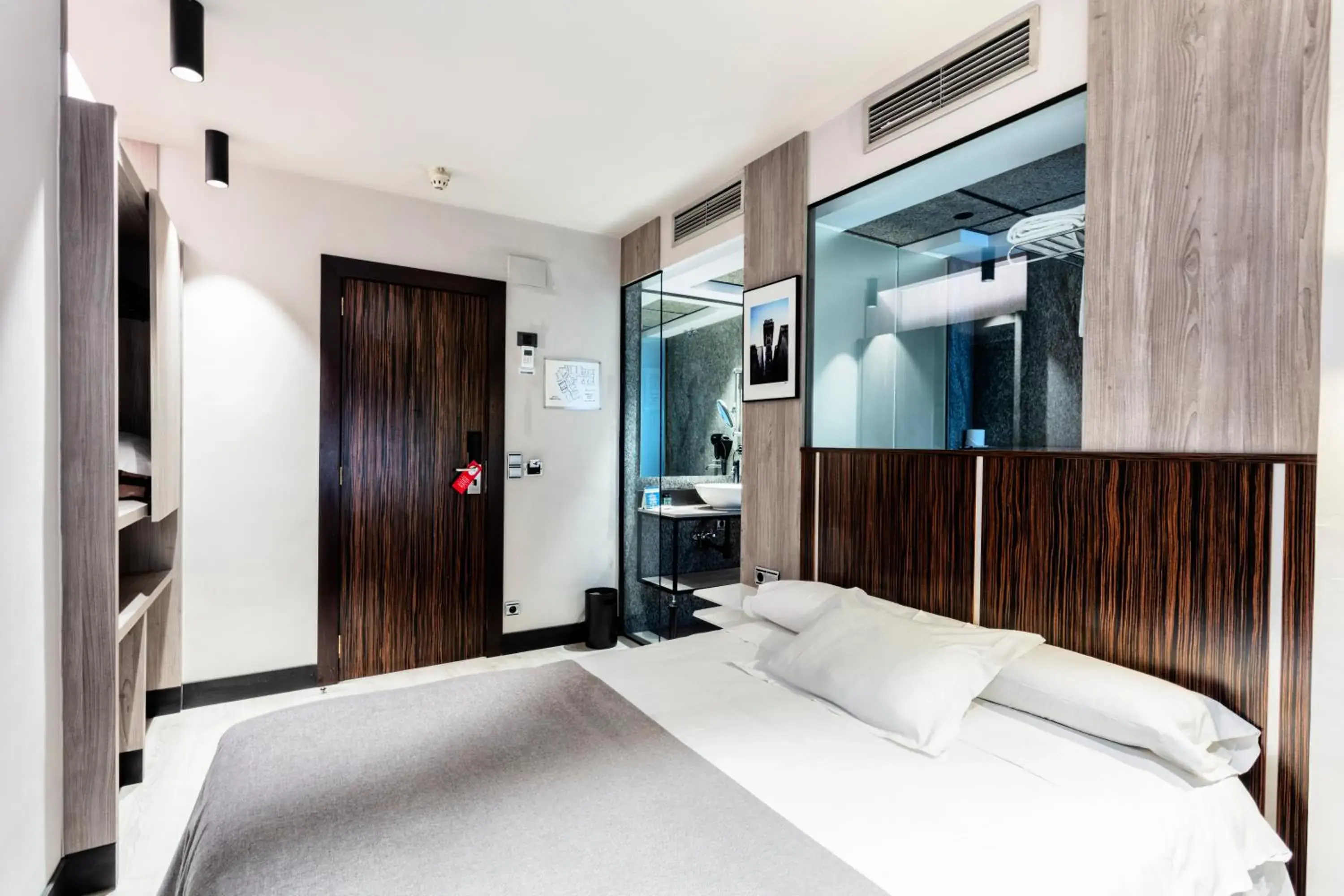 Photo of the whole room, Bed in Hotel Gran Via Photo of the whole room, Bed in Hotel Gran Via