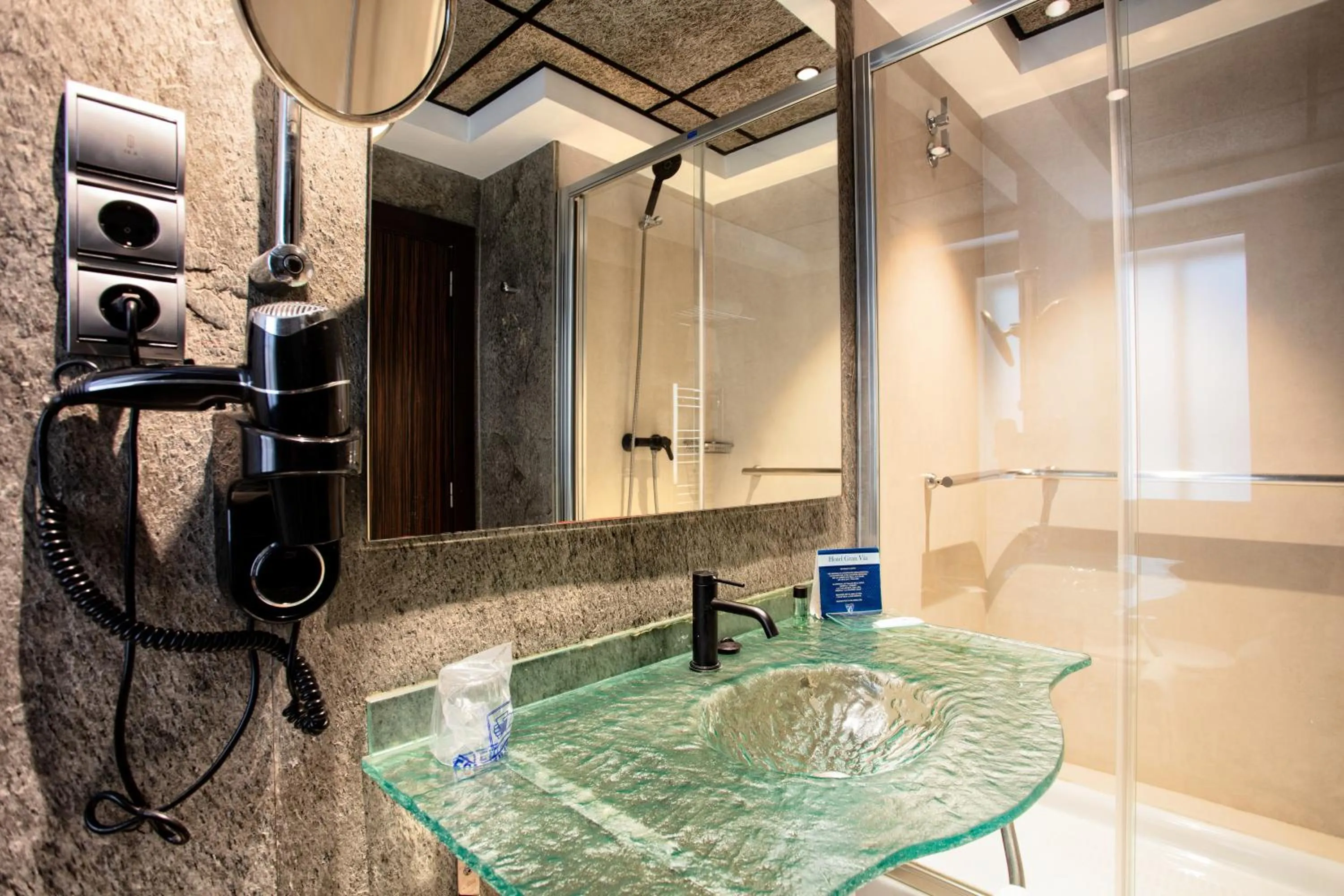 Shower in Hotel Gran Via