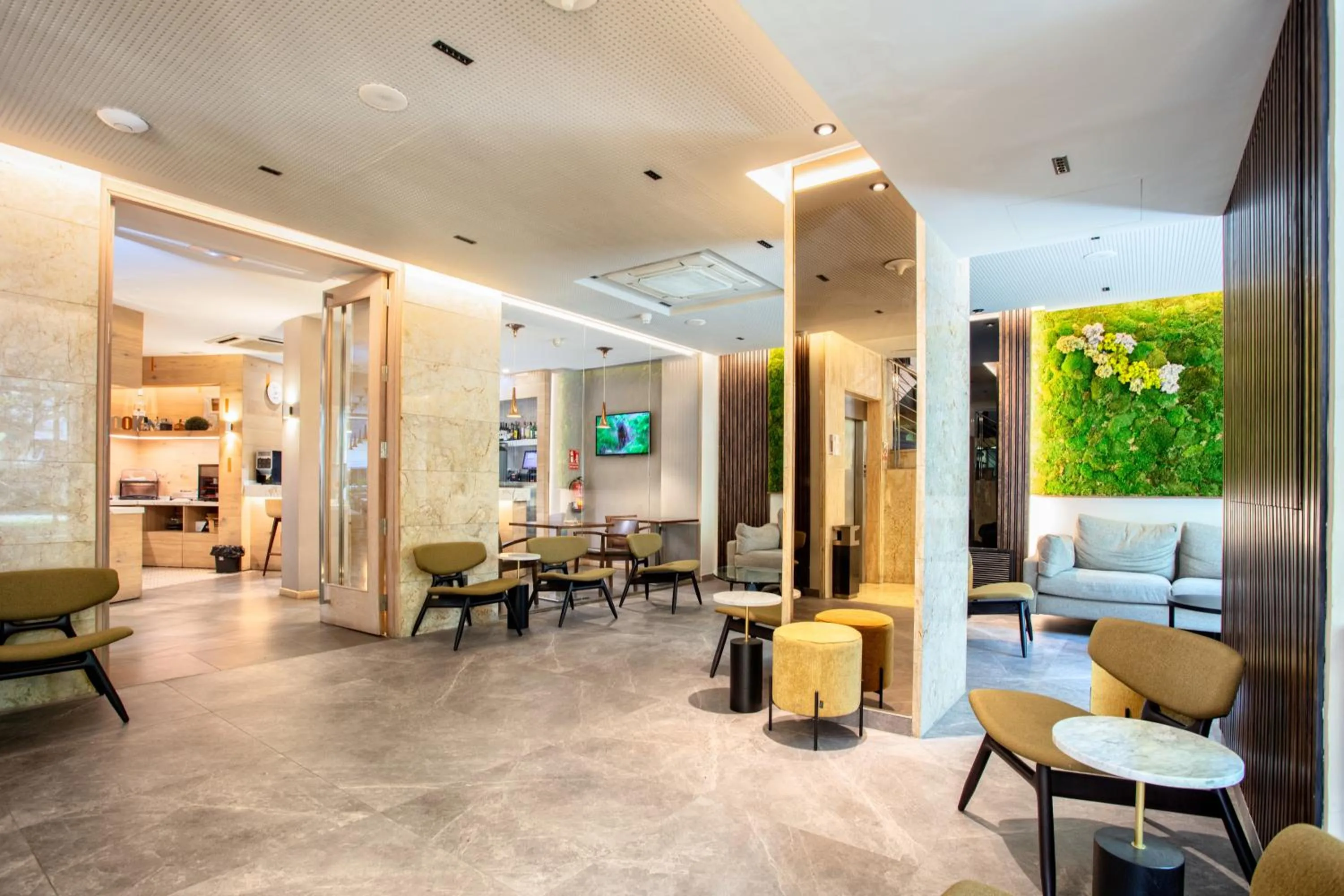 Communal lounge/ TV room in Hotel Gran Via