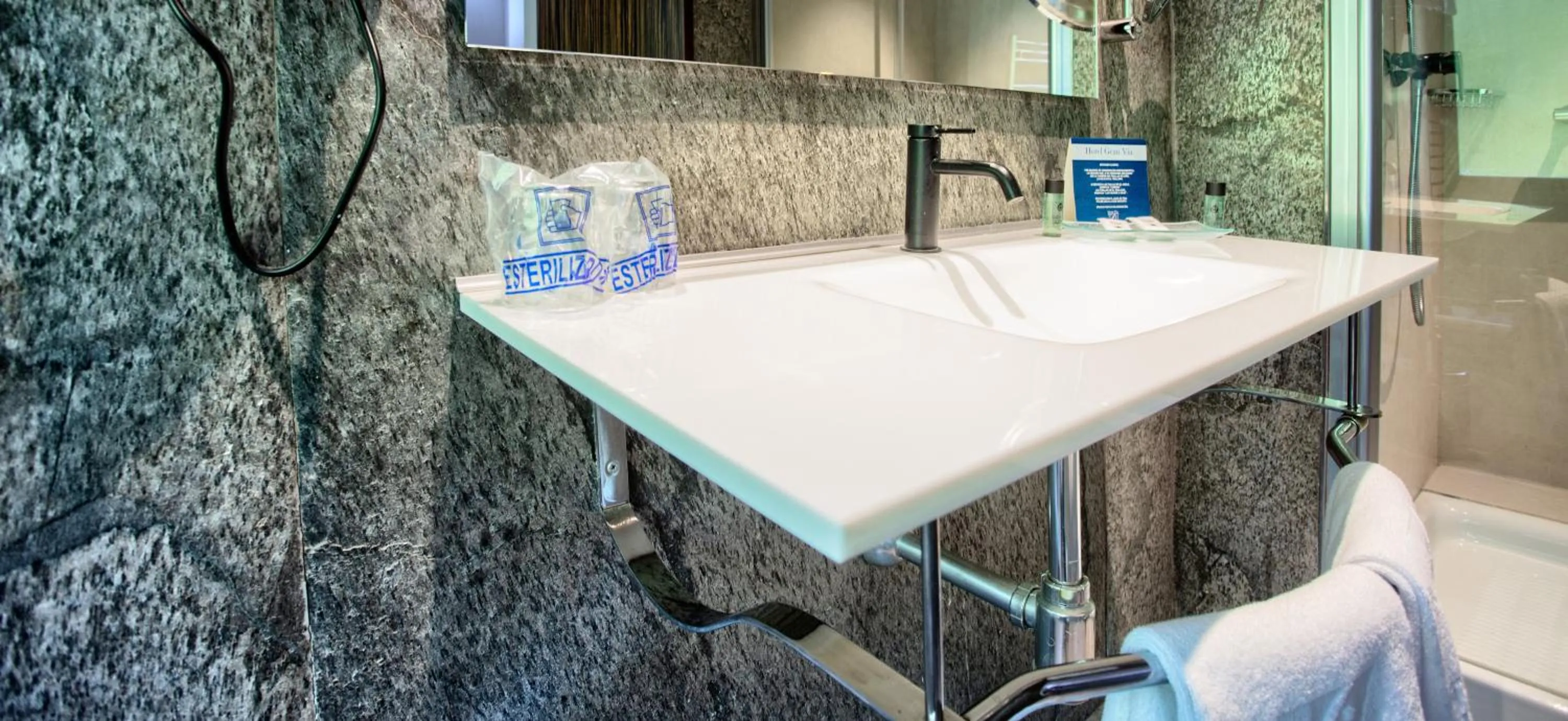 Shower in Hotel Gran Via