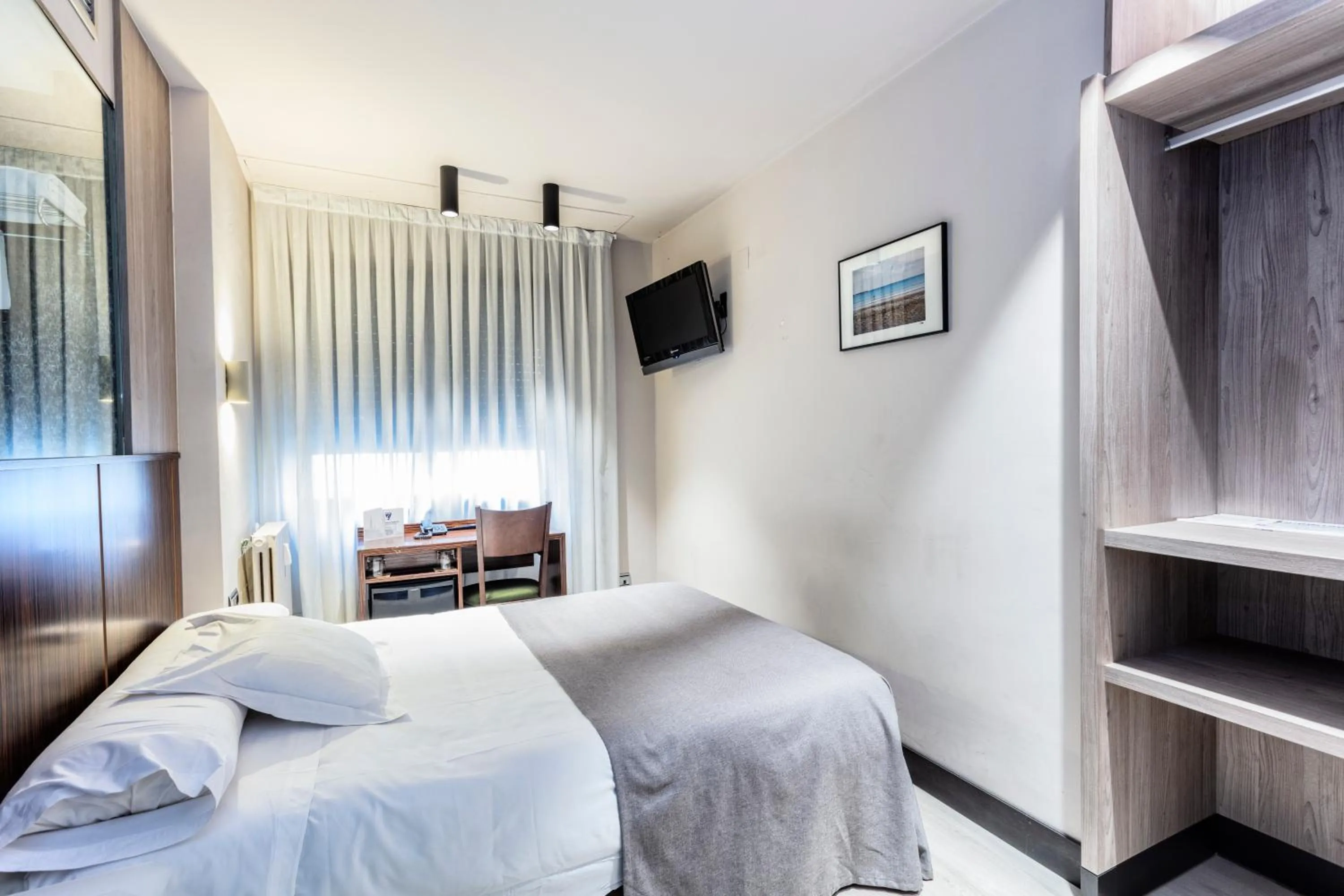 Photo of the whole room, Bed in Hotel Gran Via