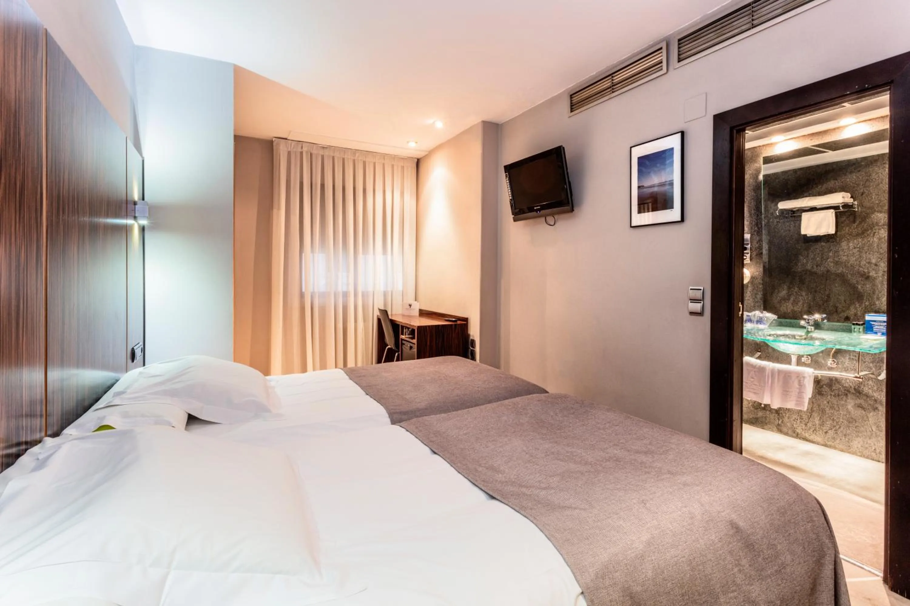 Photo of the whole room, Bed in Hotel Gran Via