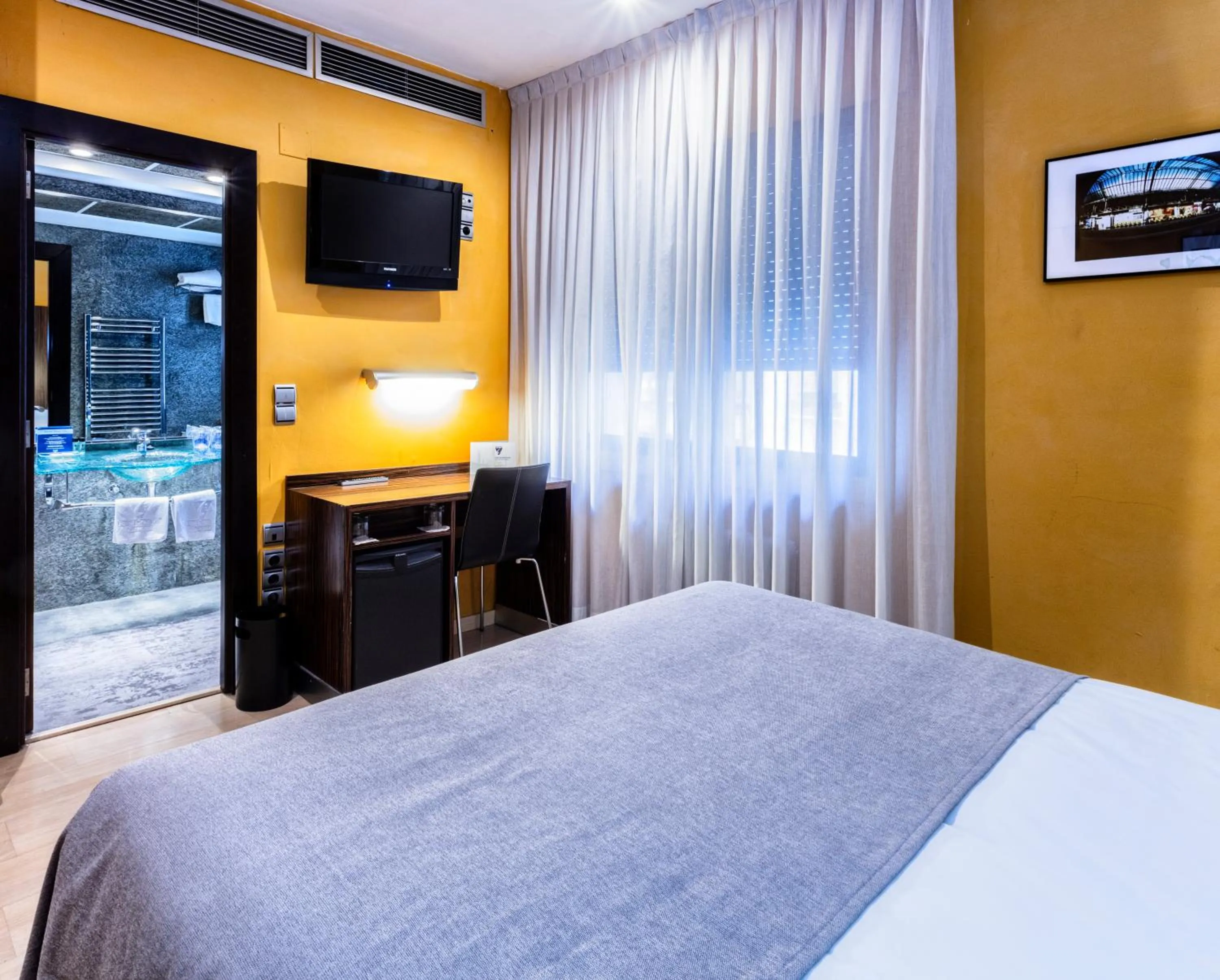 Photo of the whole room, Bed in Hotel Gran Via