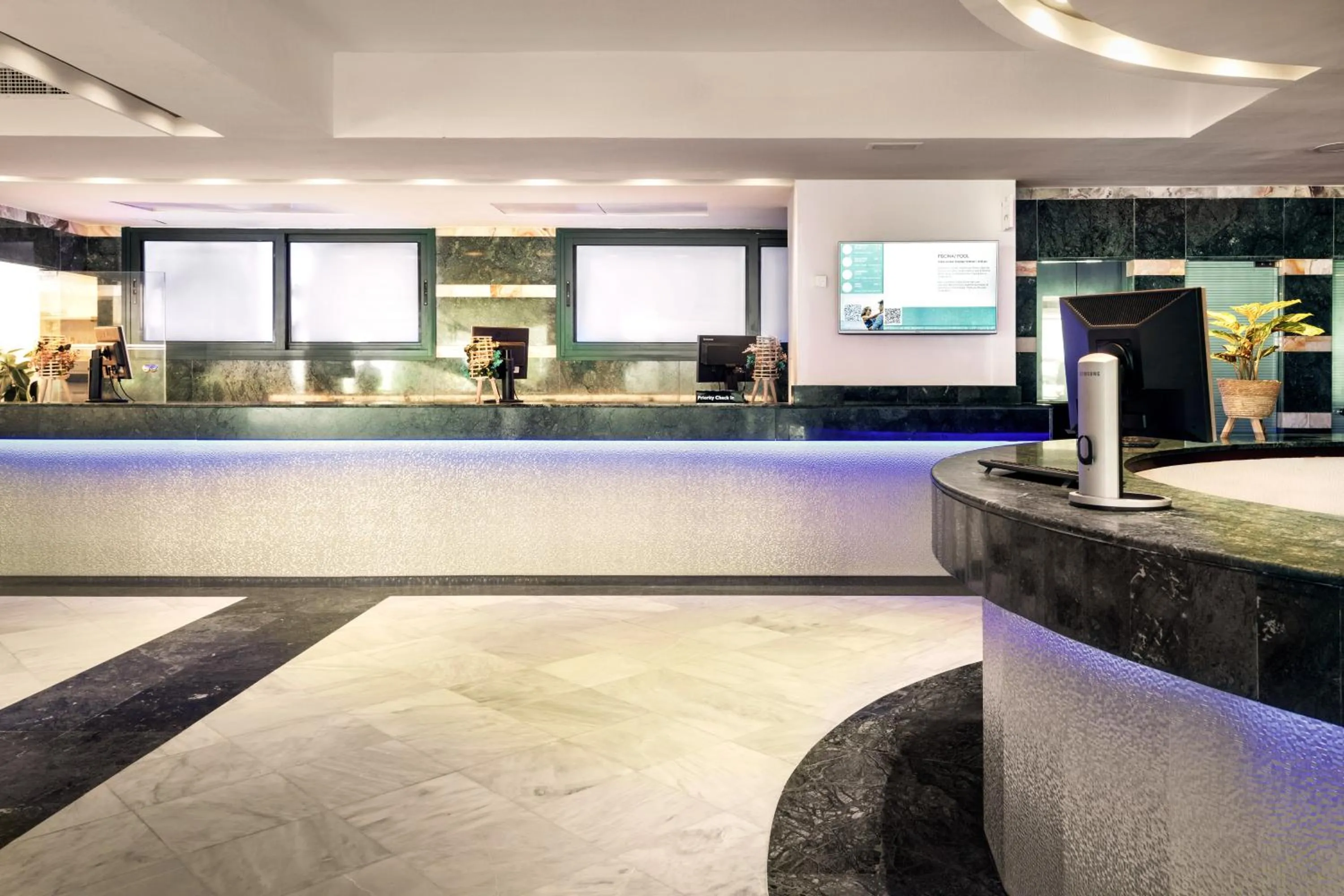 Lobby or reception in Sol Milanos Pingüinos