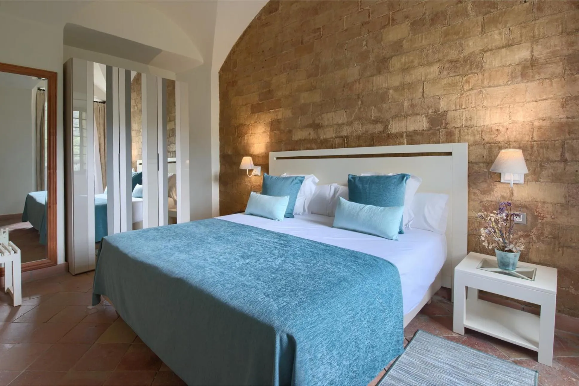 Photo of the whole room, Bed in Hotel Convent de Begur