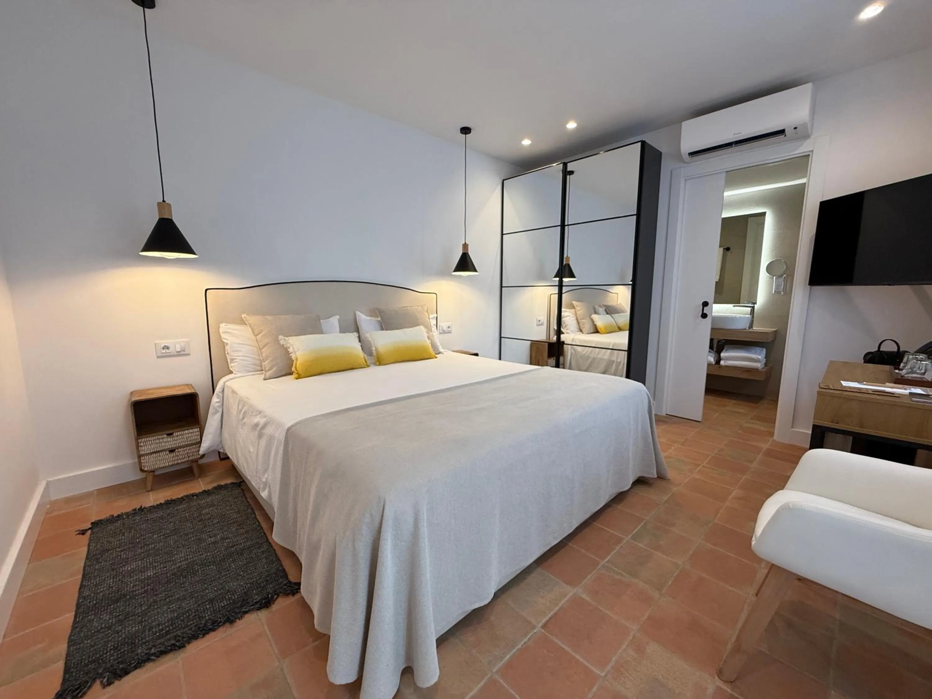 Photo of the whole room, Bed in Hotel Convent de Begur