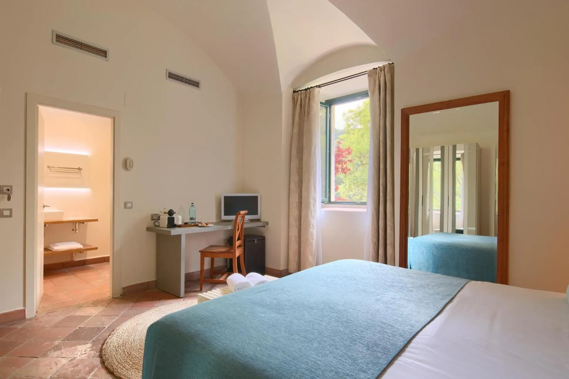 Bathroom, Bed in Hotel Convent de Begur