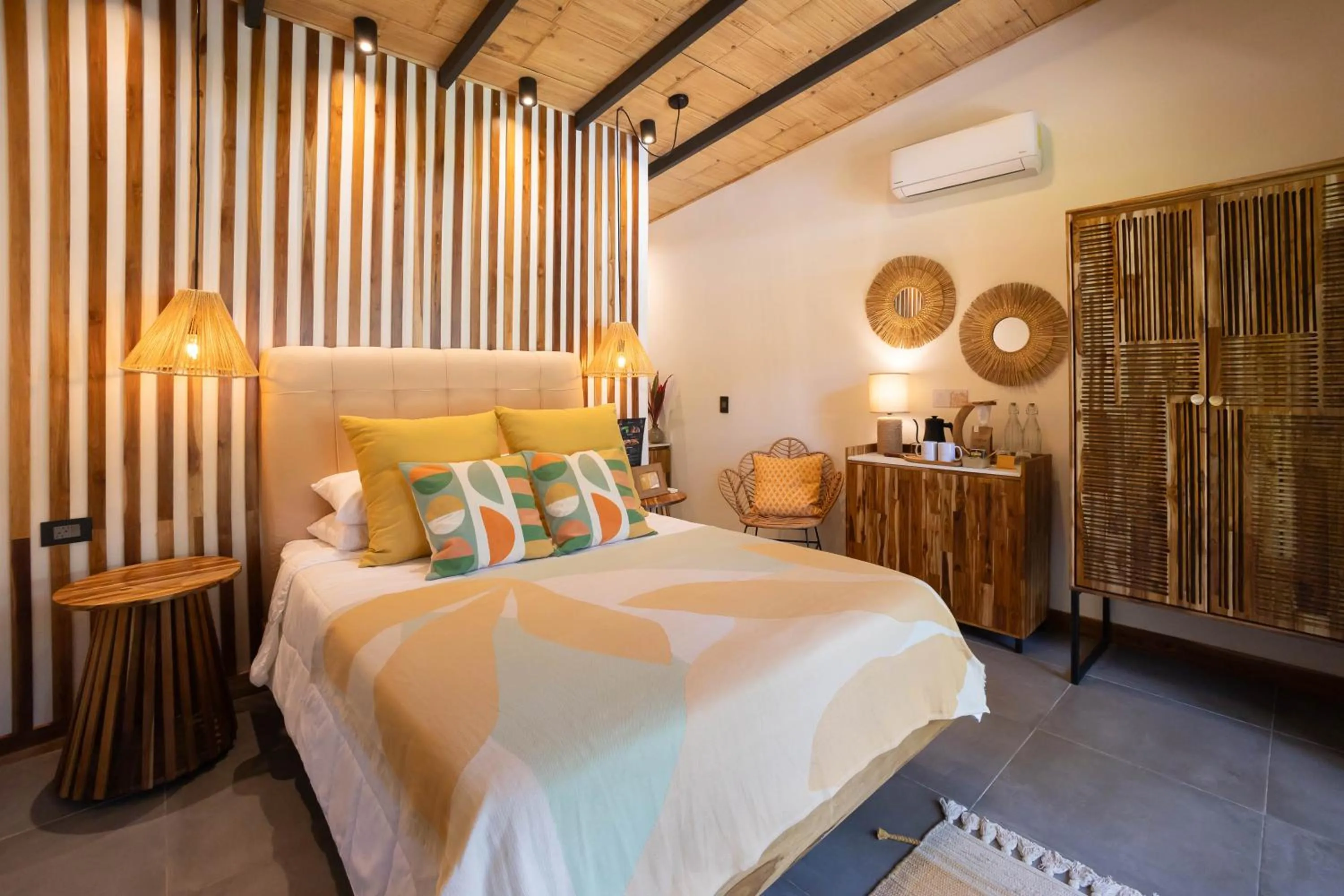 wardrobe, Bed in Exôtico Beach Hotel