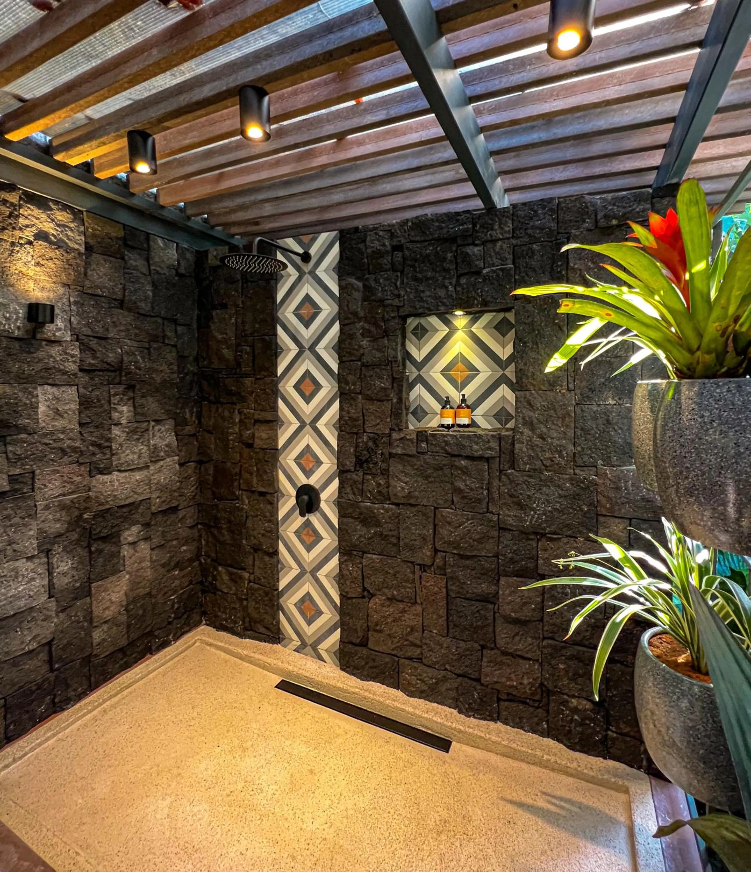 Shower in Exôtico Beach Hotel