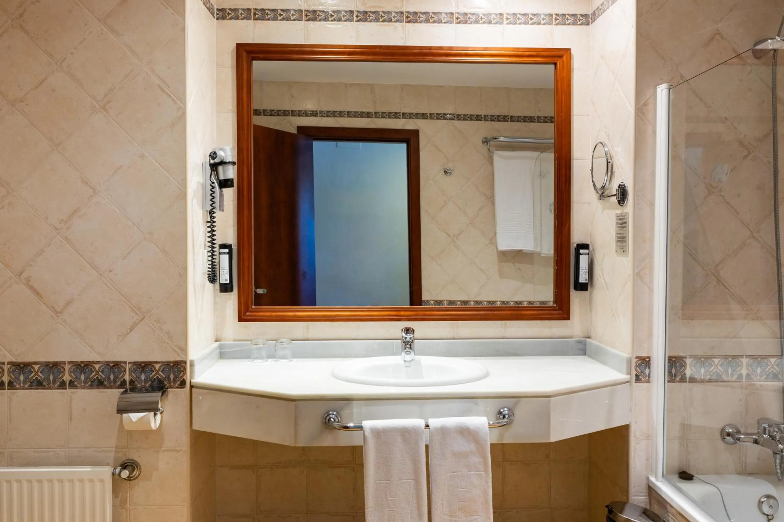 Bathroom in Hotel IPV Palace & Spa - Adults Recommended