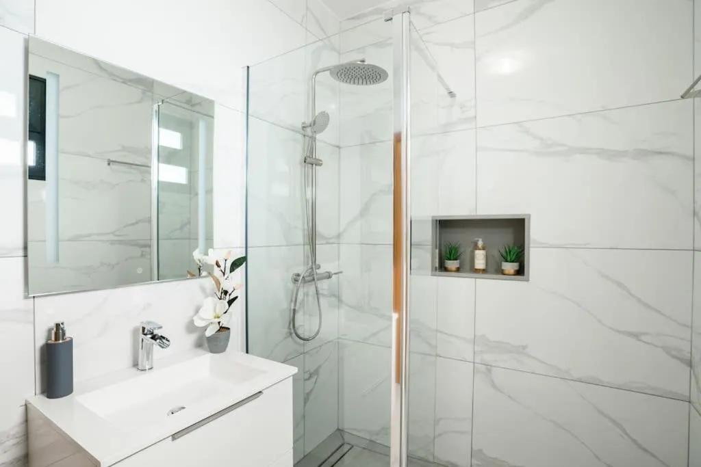 Marina View Apartment - Pool & stunning ocean view