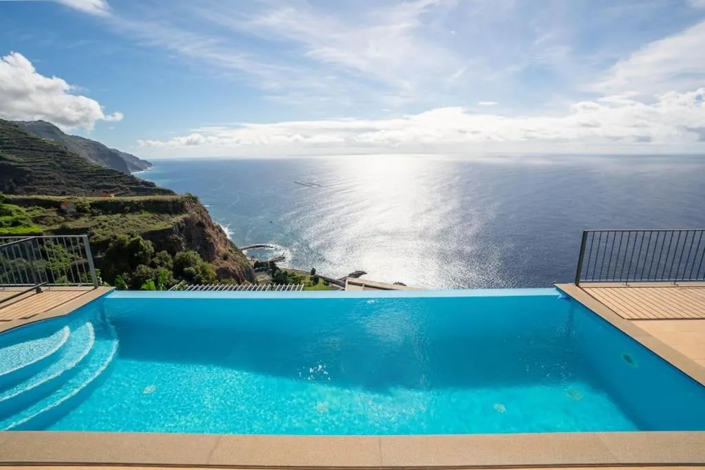 Marina View Apartment - Pool & stunning ocean view
