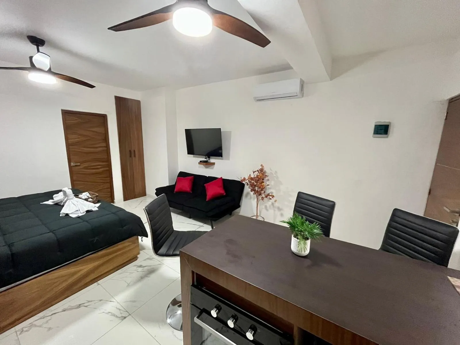 Photo of the whole room in AHAU Playa