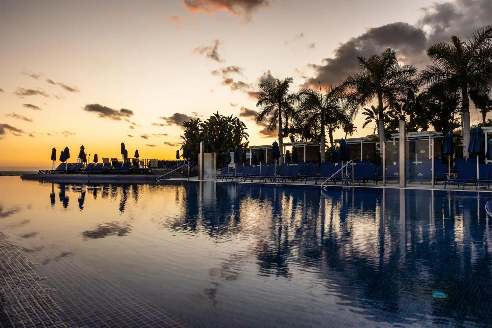 Swimming pool in Marina Suites Gran Canaria