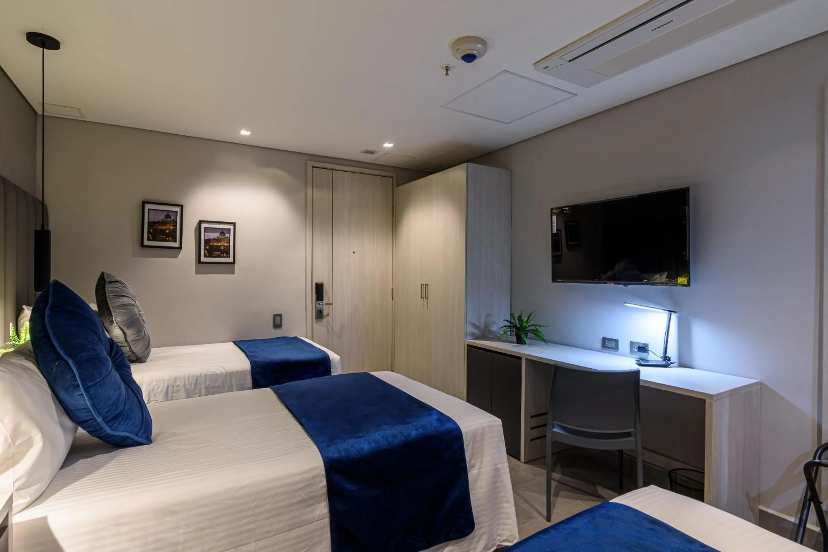 Bedroom, Bed in 4 Sur Hotel