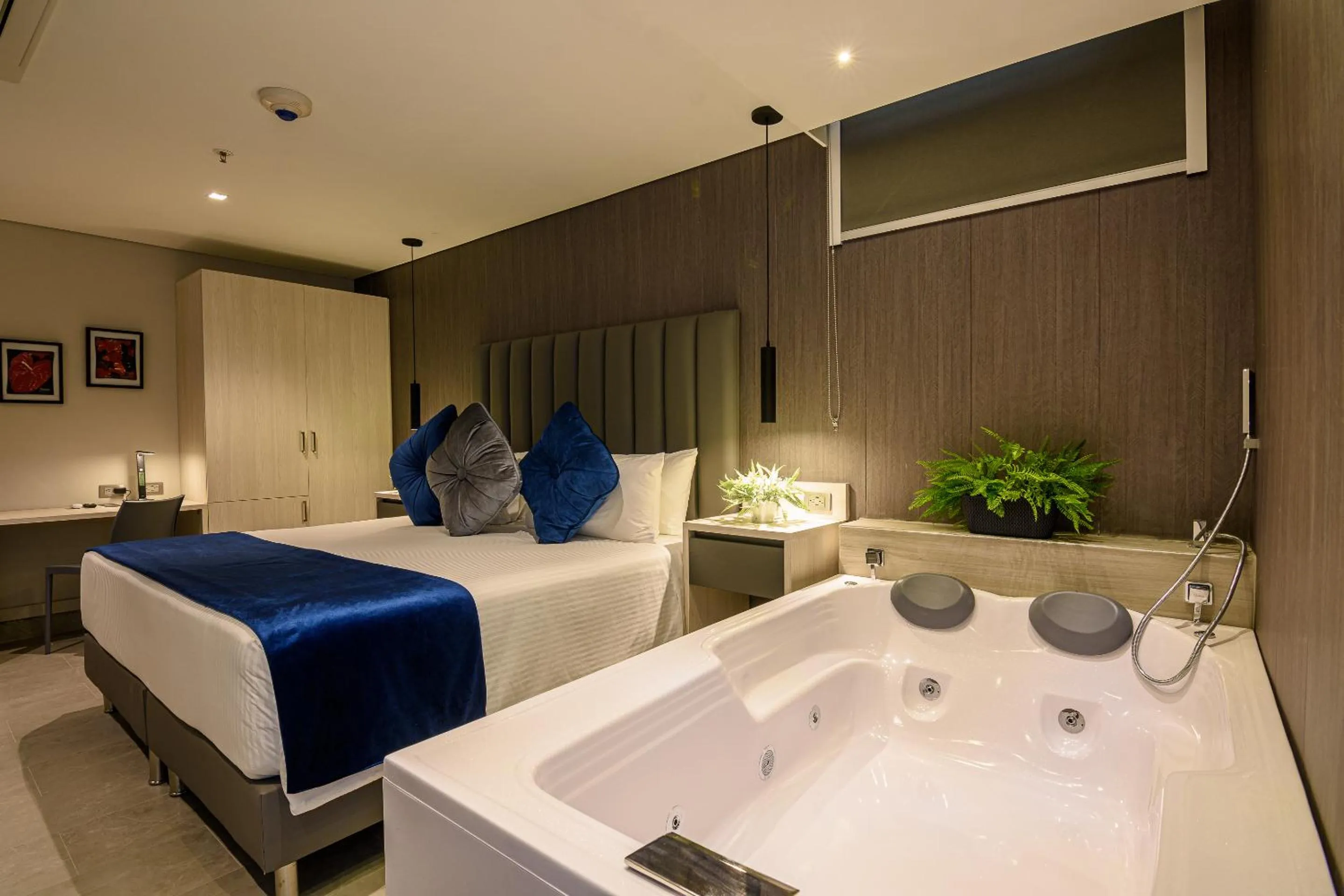 Bath, Bed in 4 Sur Hotel