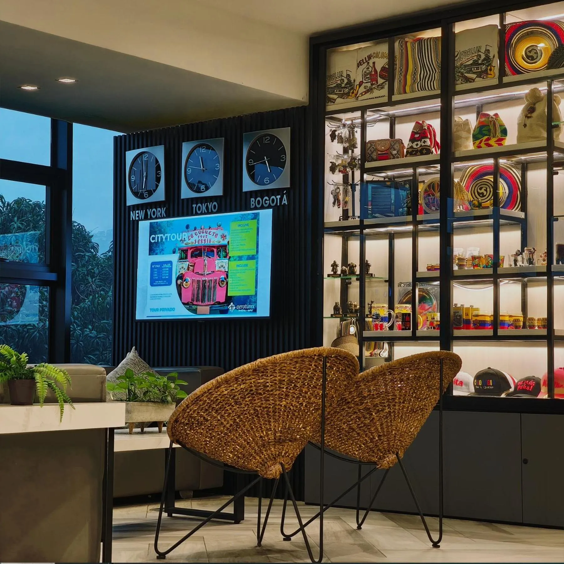 On-site shops in 4 Sur Hotel