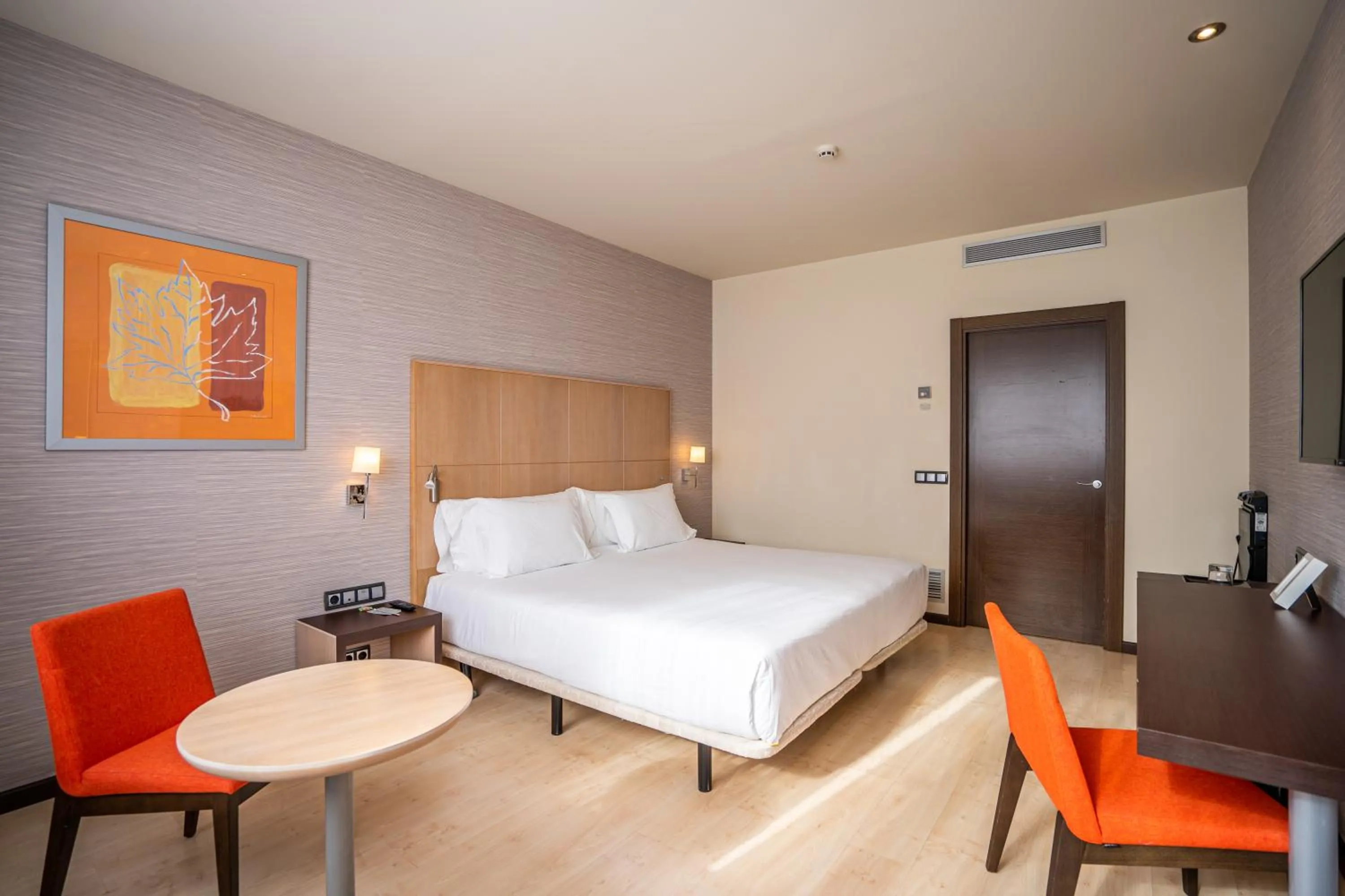 Photo of the whole room, Bed in Abba Huesca