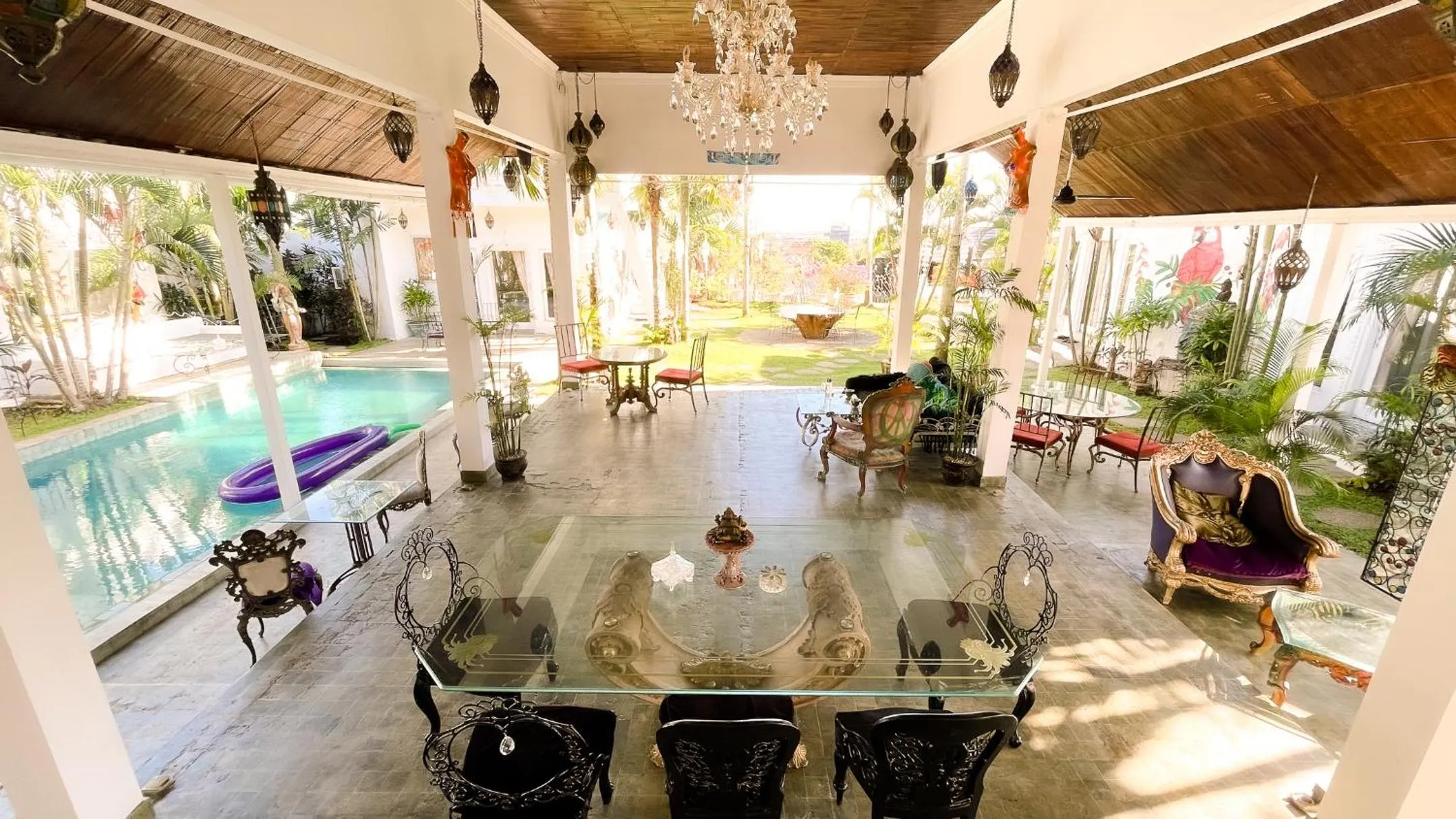 Communal lounge/ TV room in Surga Homestay