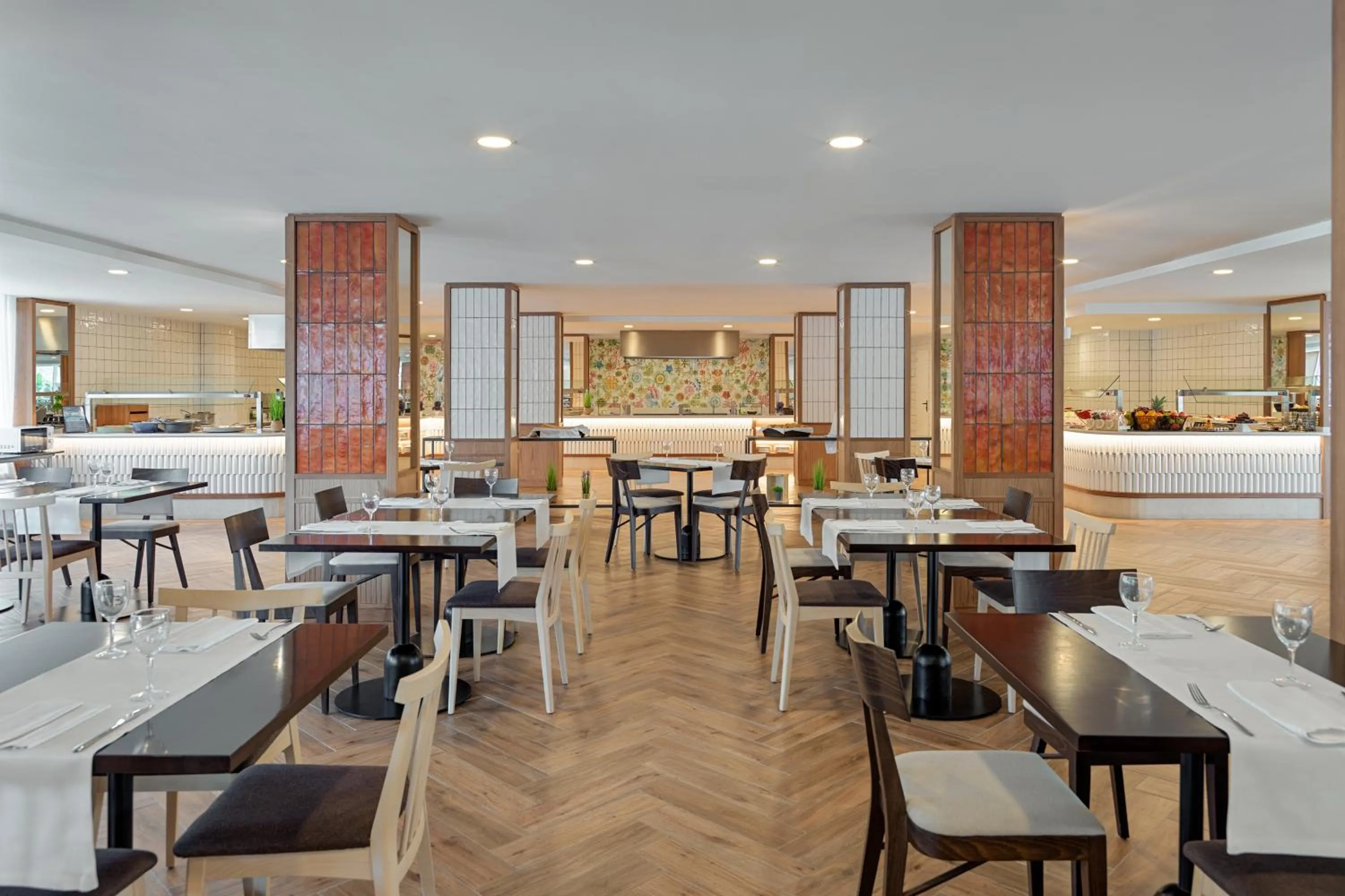 Restaurant/places to eat in H10 Casa del Mar