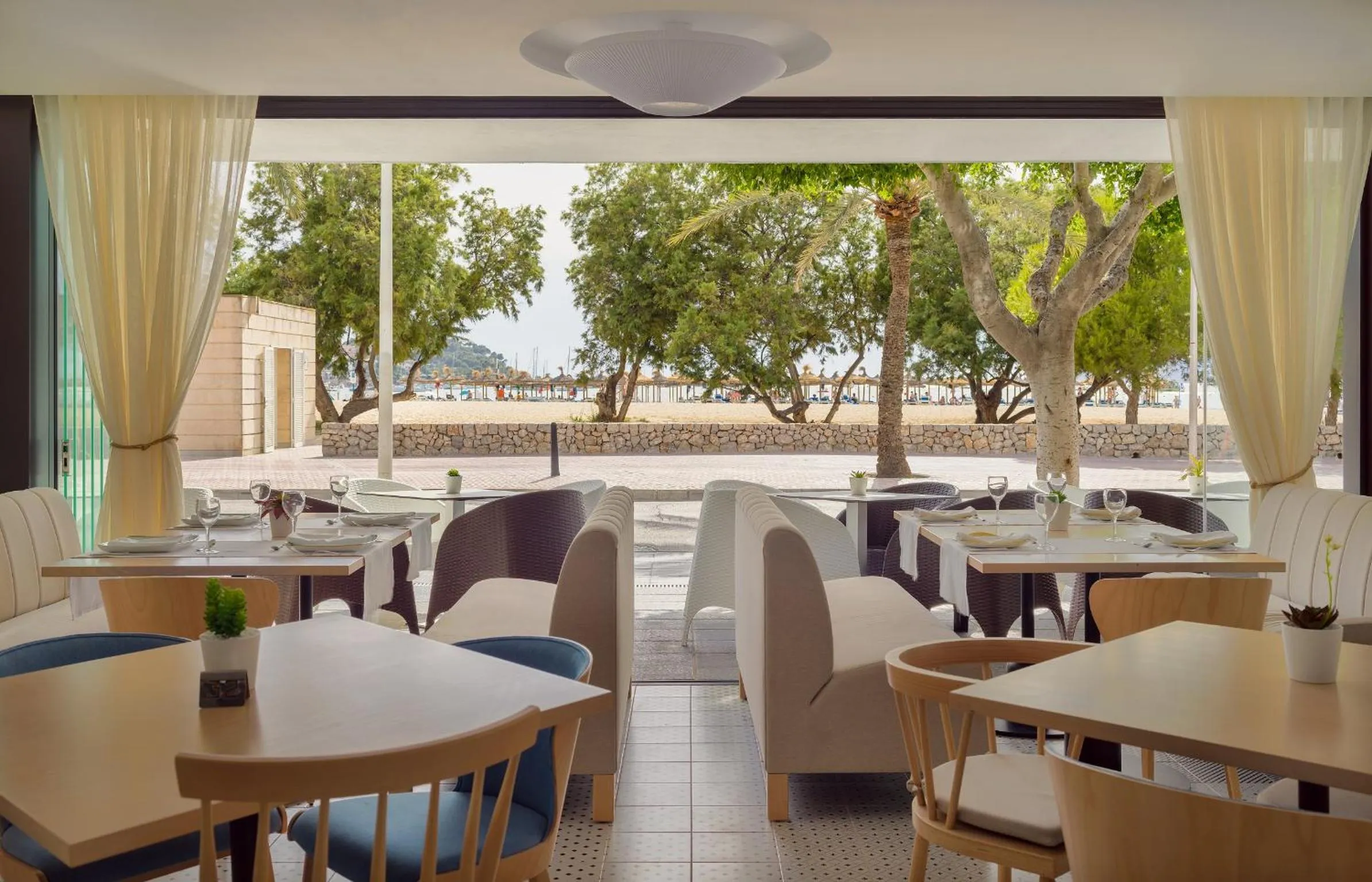 Restaurant/places to eat in H10 Casa del Mar