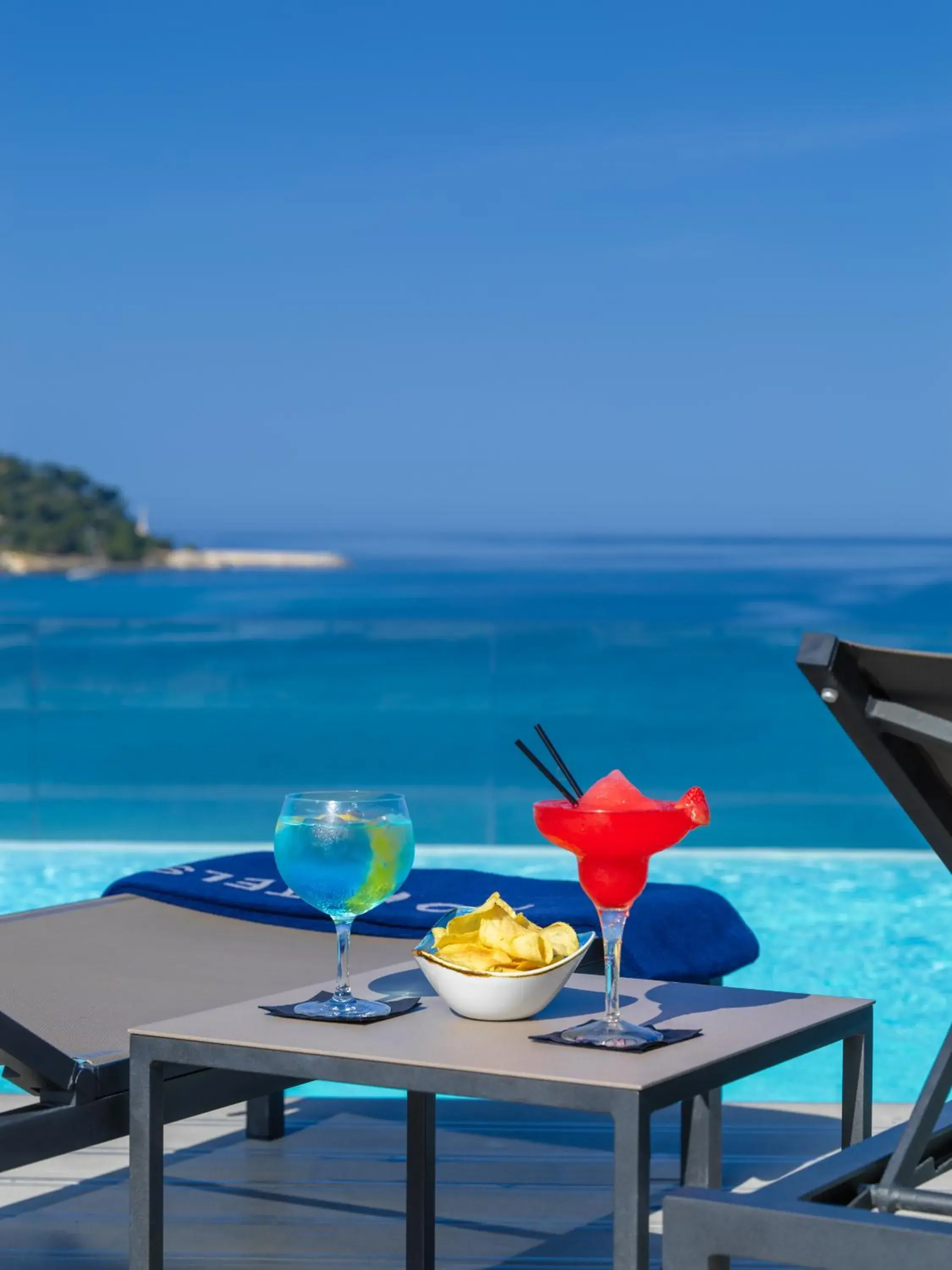 Swimming pool in H10 Casa del Mar Swimming pool in H10 Casa del Mar