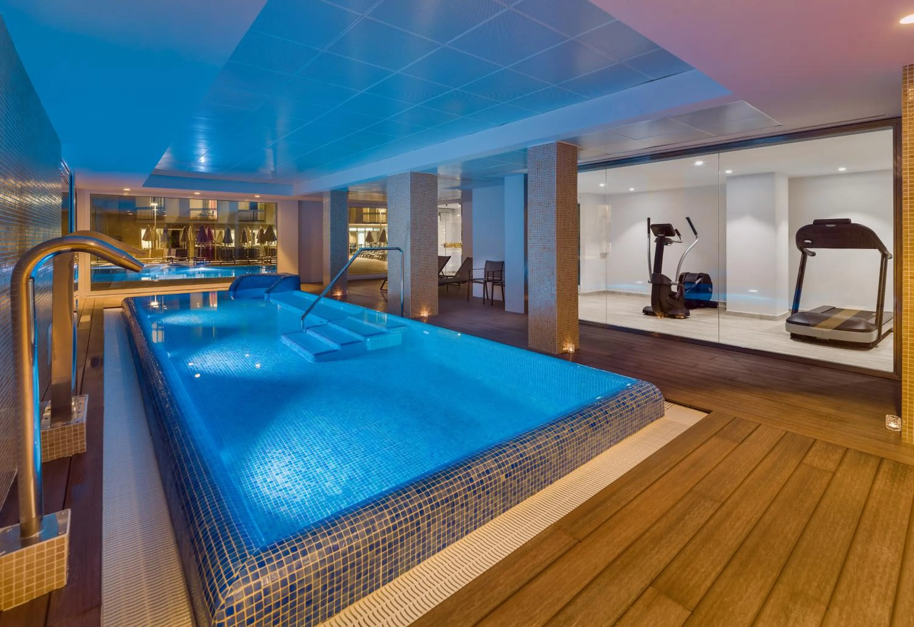 Swimming pool in H10 Casa del Mar