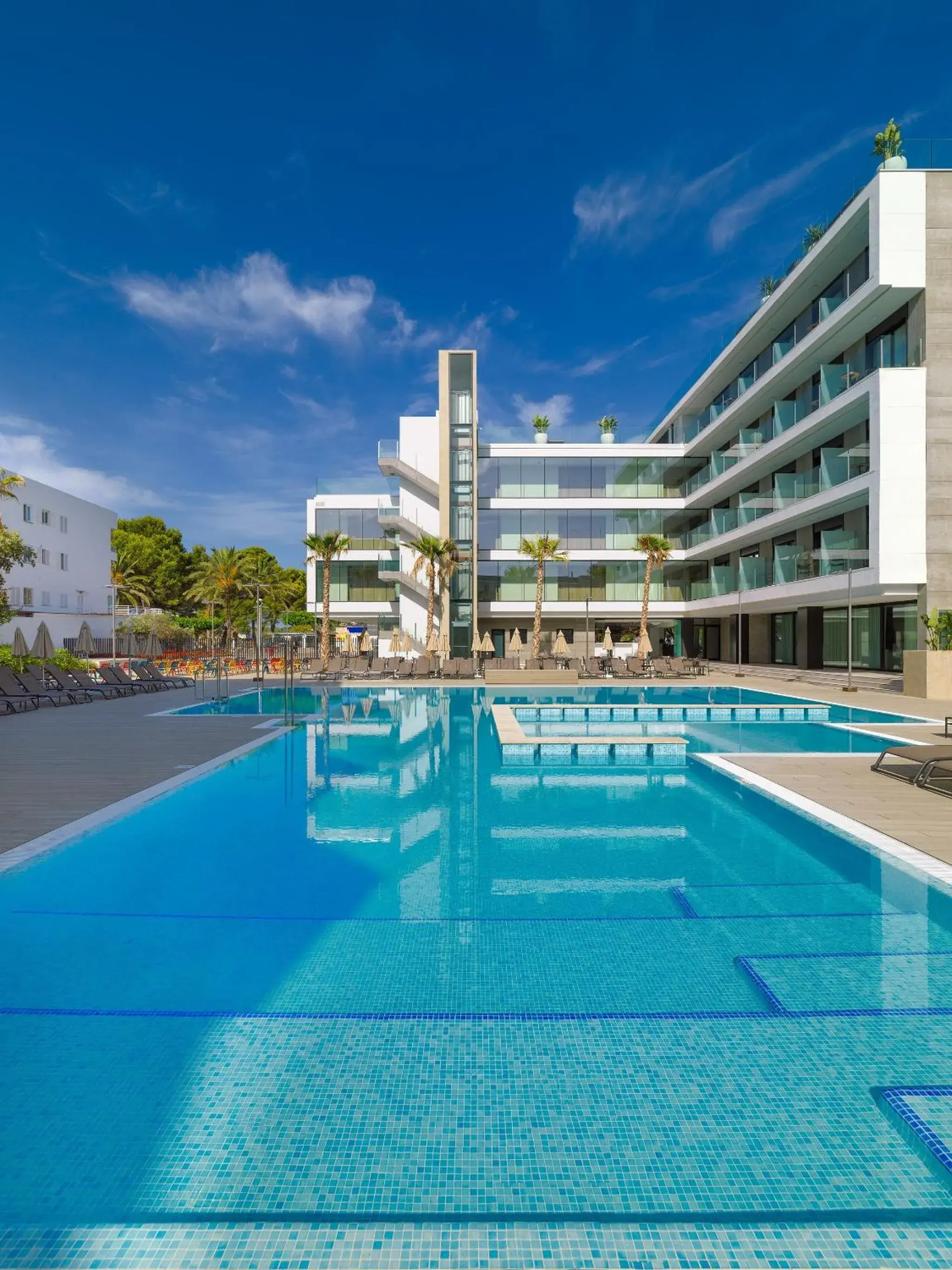 Swimming pool in H10 Casa del Mar Swimming pool in H10 Casa del Mar
