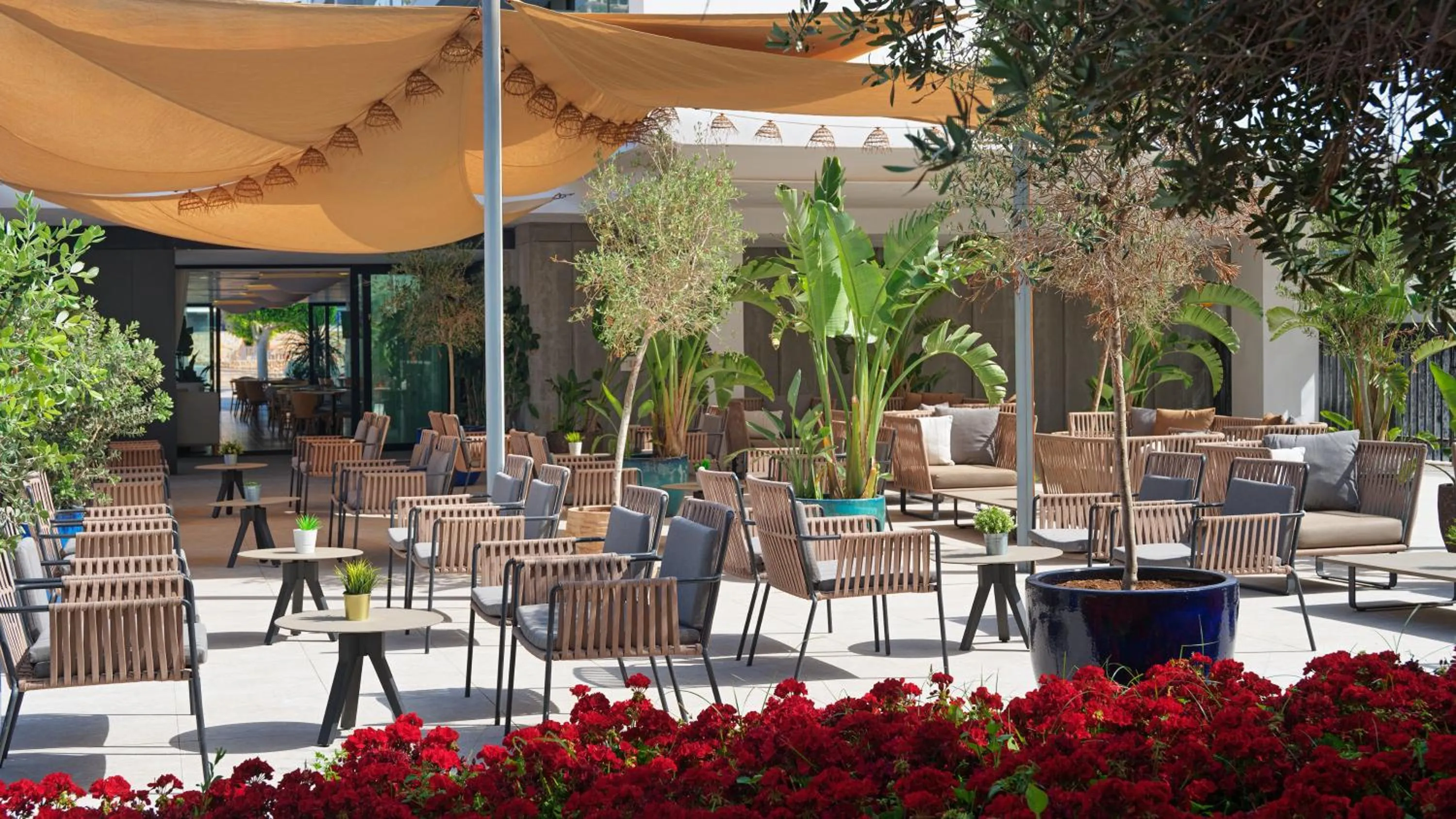 Restaurant/places to eat in H10 Casa del Mar